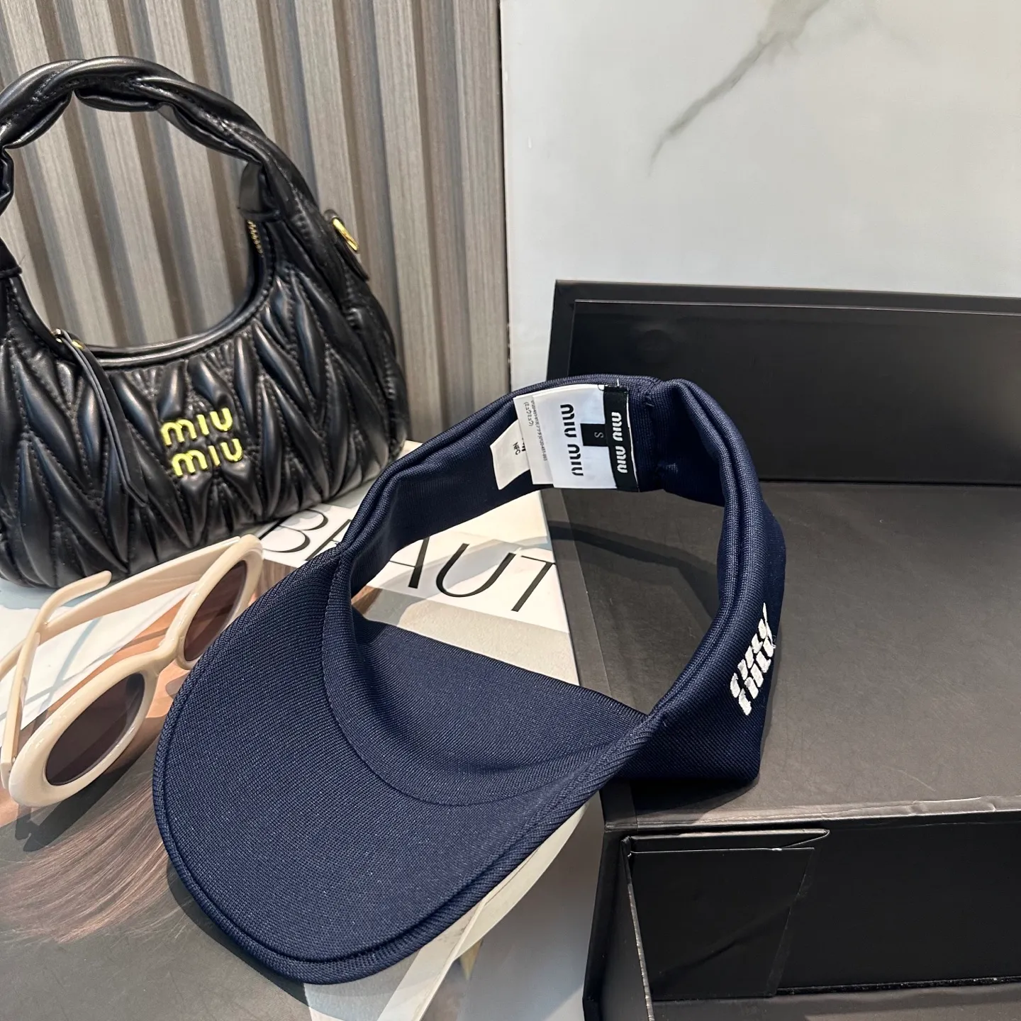 P70 miumiu Miu Miu Sports Hollow Top Tennis Cap 🎾 This hollow top hat is a deep and high-end navy blue, simple and elegant. The exquisite Miu Miu letter embroidery on the side of the hat instantly enhances the overall sense of fashion and brand recognition. It is low-key and luxurious~ The design of the hollow top is really considerate, will not mess up the hairstyle, and can keep the head fresh and breathable. The wide brim can effectively block the sun and has first-class sun protection effect. Whether you wear it with casual sportswear to play outdoors, or wear it with a small skirt to go shopping, it can instantly make you the focus of fashion💃.