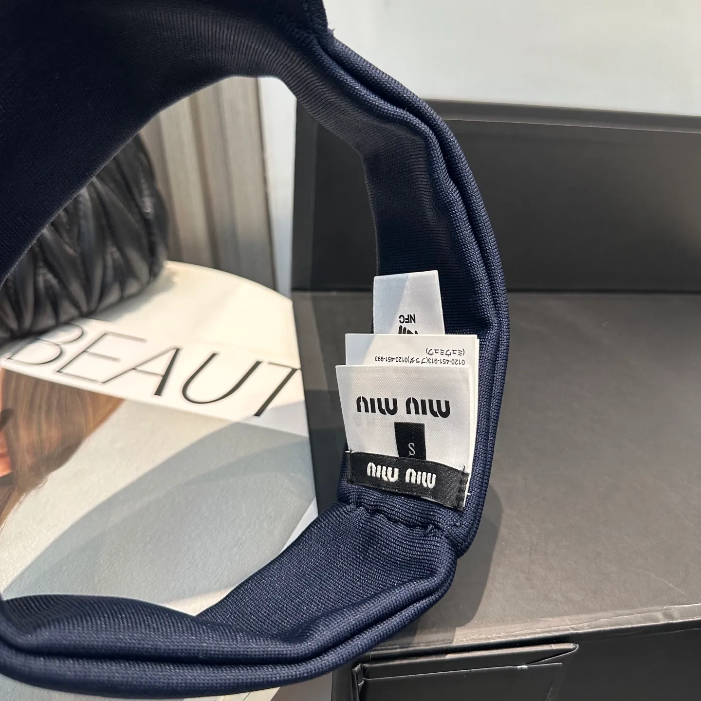 P70 miumiu Miu Miu Sports Hollow Top Tennis Cap 🎾 This hollow top hat is a deep and high-end navy blue, simple and elegant. The exquisite Miu Miu letter embroidery on the side of the hat instantly enhances the overall sense of fashion and brand recognition. It is low-key and luxurious~ The design of the hollow top is really considerate, will not mess up the hairstyle, and can keep the head fresh and breathable. The wide brim can effectively block the sun and has first-class sun protection effect. Whether you wear it with casual sportswear to play outdoors, or wear it with a small skirt to go shopping, it can instantly make you the focus of fashion💃.