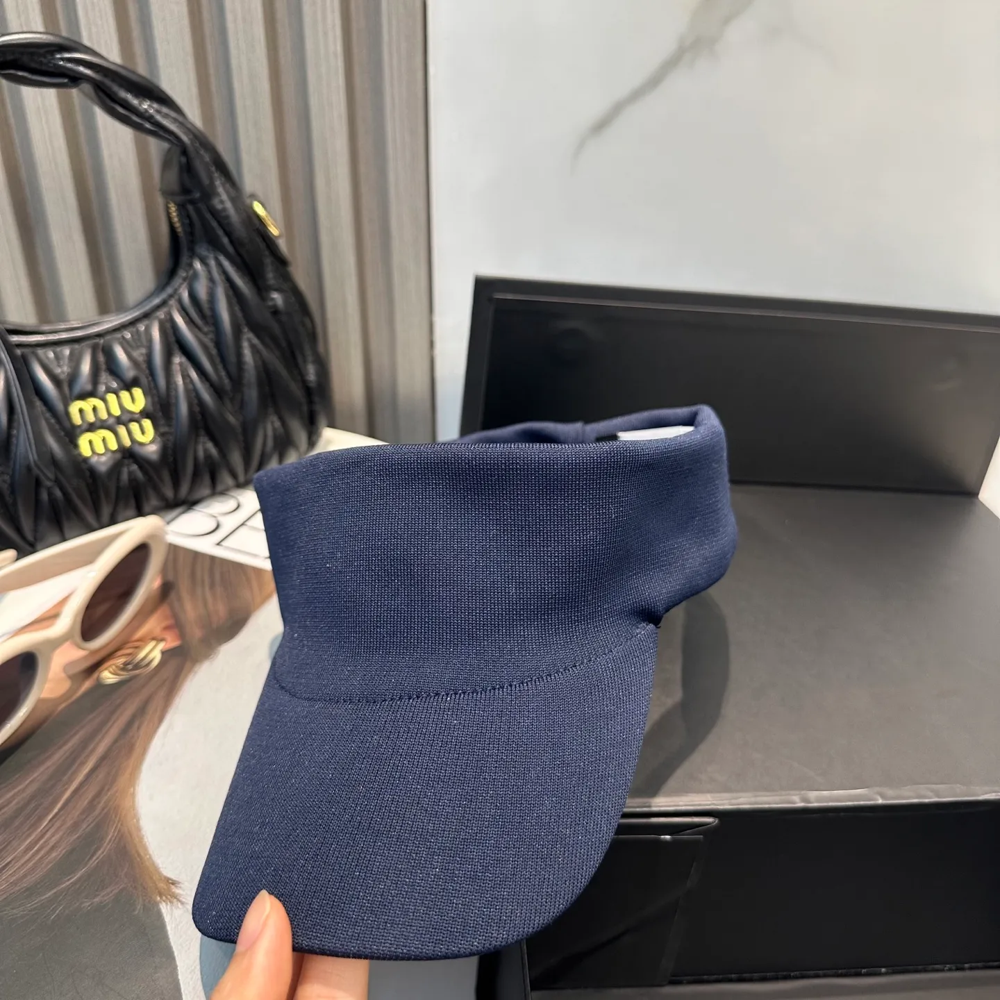 P70 miumiu Miu Miu Sports Hollow Top Tennis Cap 🎾 This hollow top hat is a deep and high-end navy blue, simple and elegant. The exquisite Miu Miu letter embroidery on the side of the hat instantly enhances the overall sense of fashion and brand recognition. It is low-key and luxurious~ The design of the hollow top is really considerate, will not mess up the hairstyle, and can keep the head fresh and breathable. The wide brim can effectively block the sun and has first-class sun protection effect. Whether you wear it with casual sportswear to play outdoors, or wear it with a small skirt to go shopping, it can instantly make you the focus of fashion💃.