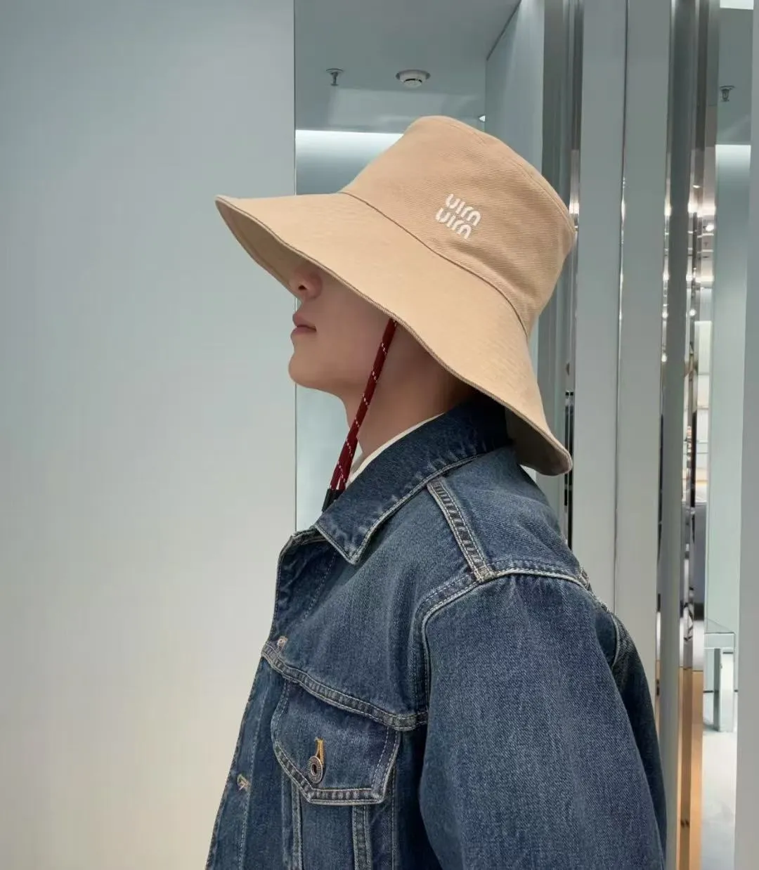 P80 MiuMiu Miu Miu's new fisherman hat | Large brim ~ Increased sun protection range, quality details are in place ~ Hats have always been an inseparable item in daily matching. The fisherman hat will never go out of style. This Miu family has always been loved by everyone. It is casual, versatile, sunproof and comfortable. It feels very soft but does not affect its shape at all. ​