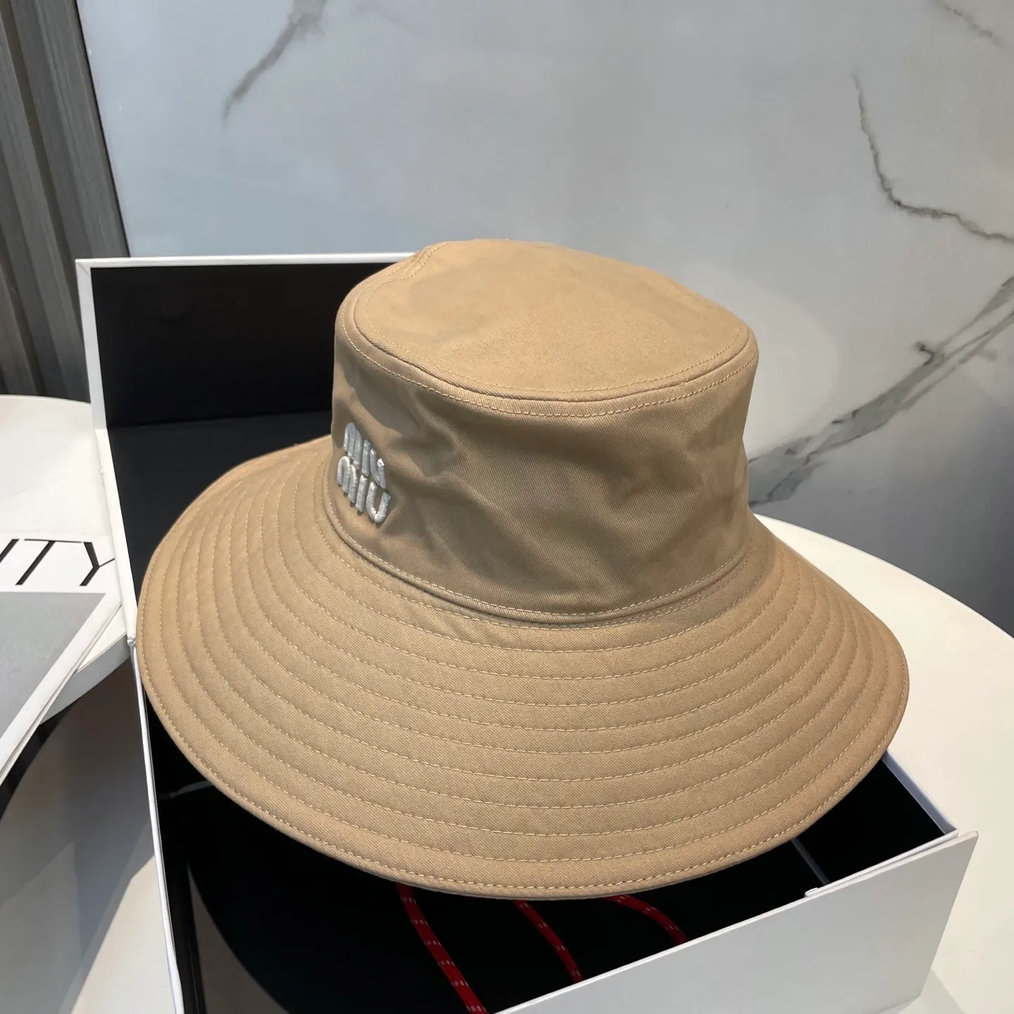 P80 MiuMiu Miu Miu's new fisherman hat | Large brim ~ Increased sun protection range, quality details are in place ~ Hats have always been an inseparable item in daily matching. The fisherman hat will never go out of style. This Miu family has always been loved by everyone. It is casual, versatile, sunproof and comfortable. It feels very soft but does not affect its shape at all. ​