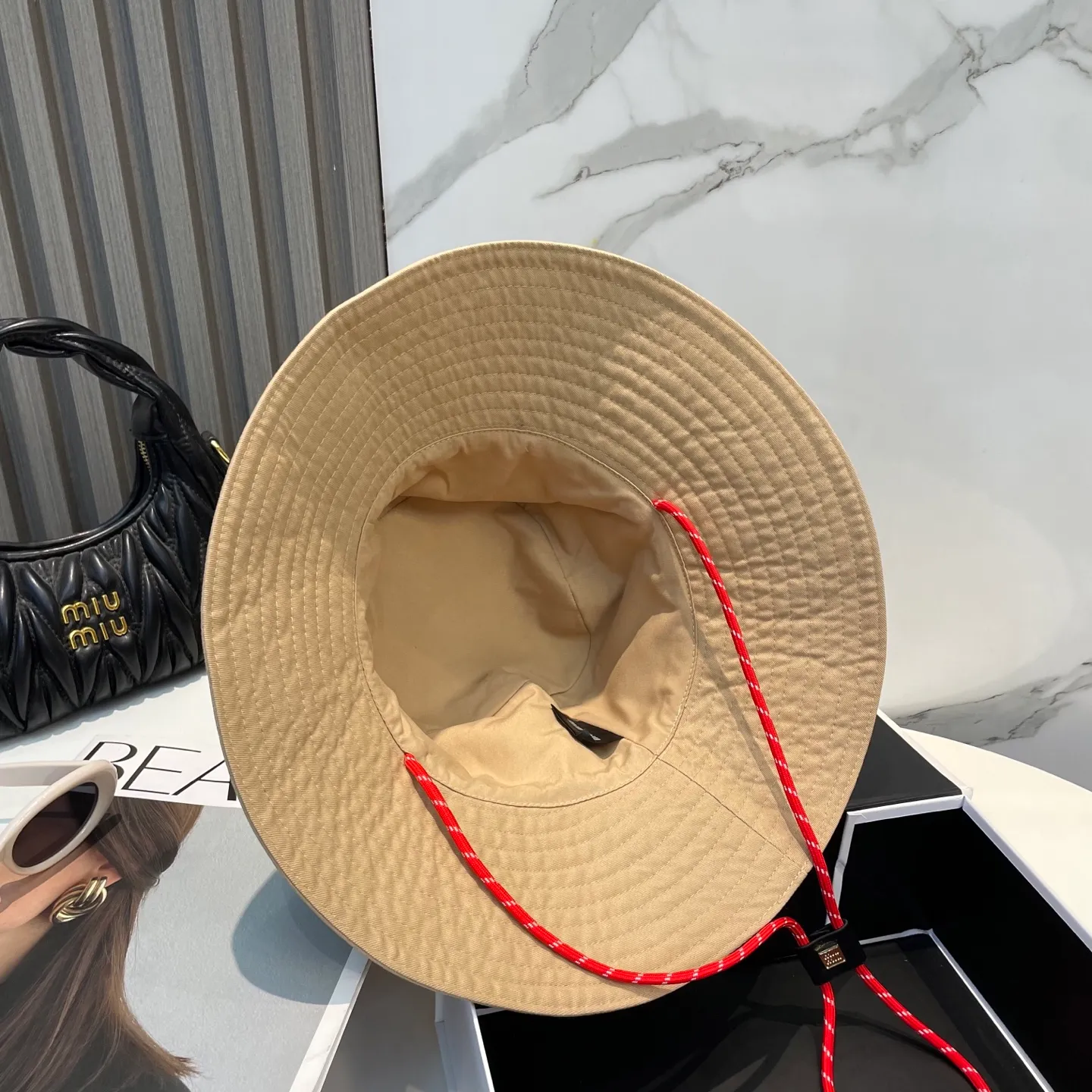 P80 MiuMiu Miu Miu's new fisherman hat | Large brim ~ Increased sun protection range, quality details are in place ~ Hats have always been an inseparable item in daily matching. The fisherman hat will never go out of style. This Miu family has always been loved by everyone. It is casual, versatile, sunproof and comfortable. It feels very soft but does not affect its shape at all. ​