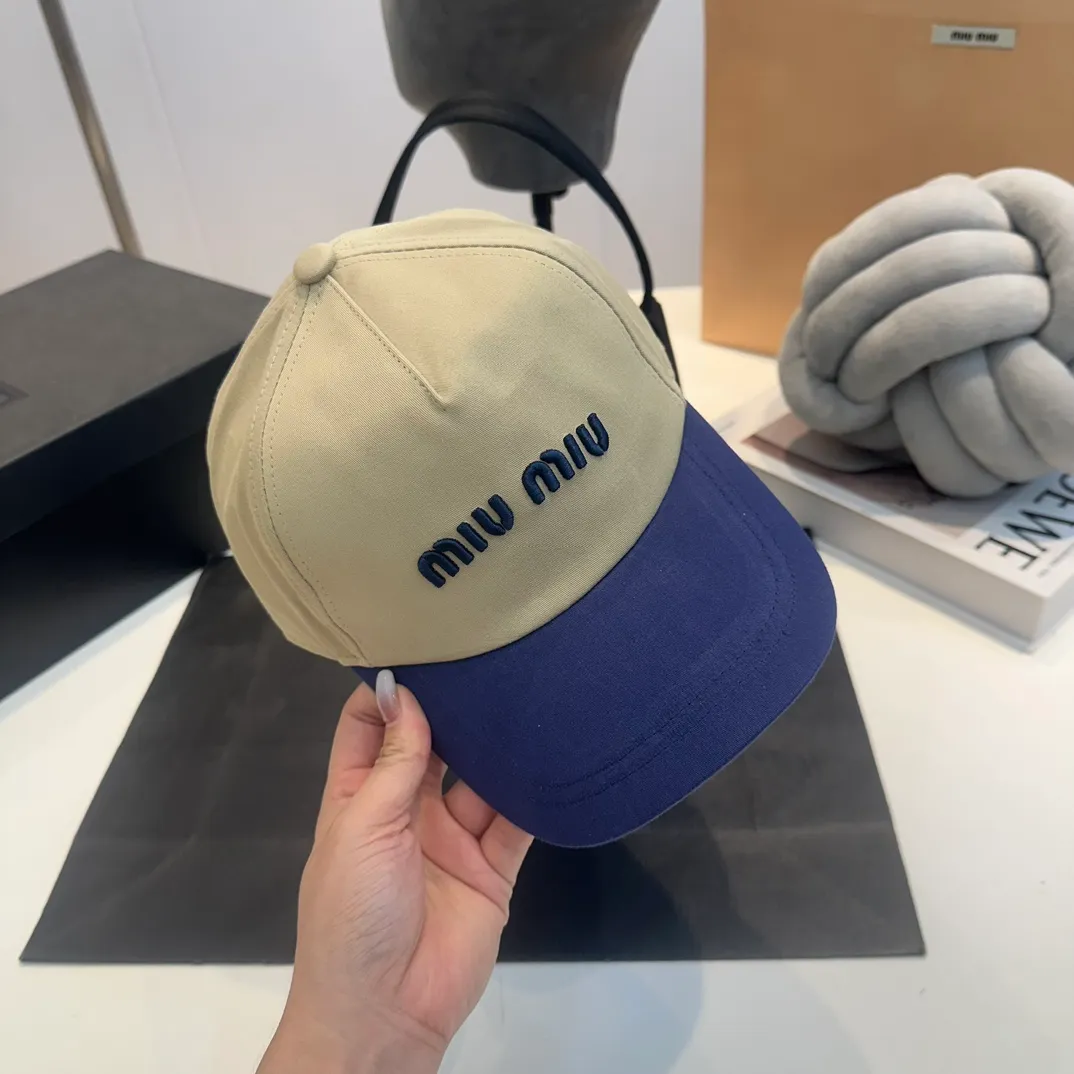 P56 MiuMiu Miu Miu girl's daily baseball cap. A very versatile baseball cap. Classic embroidered logo. Black and white contrasting colors. Versatile and fashionable.