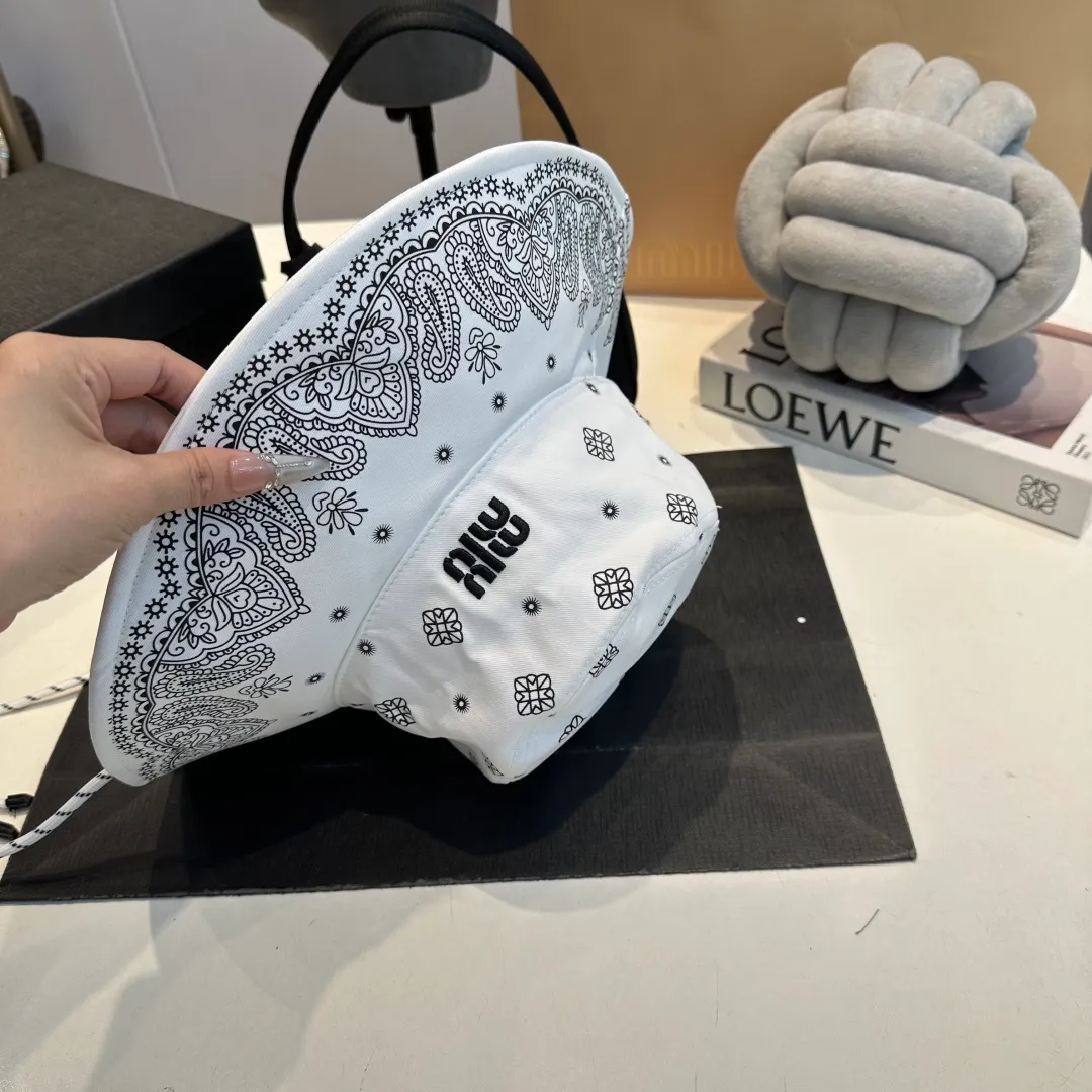P70 Miumiu Miumiu new order style embroidered graffiti bucket hat🧢big brand style is super easy to match, get it now!