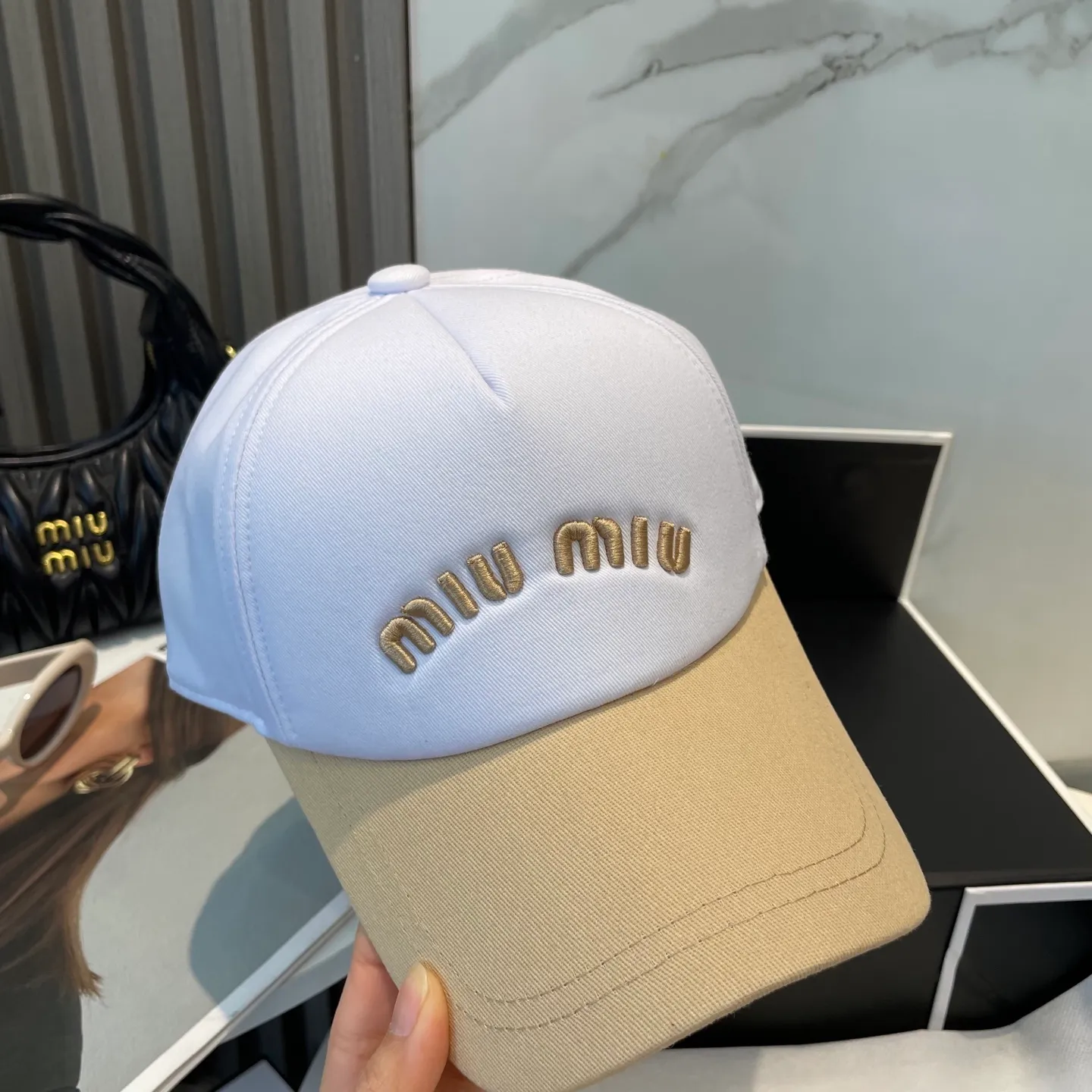 P60💛 Comes with dust bag. [Miumiu Miu Miu] New order style embroidered baseball cap🧢Big brand style is super easy to match, hurry up and get it!
