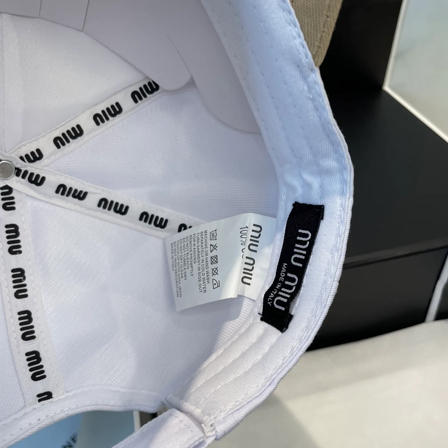 P60💛 Comes with dust bag. [Miumiu Miu Miu] New order style embroidered baseball cap🧢Big brand style is super easy to match, hurry up and get it!