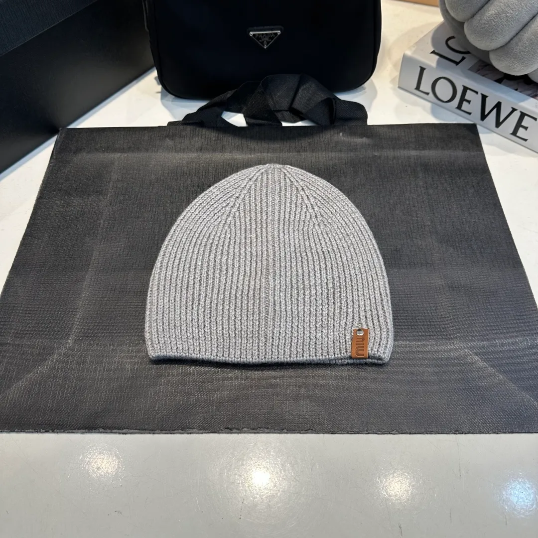 P50 MiuMiu Miu Miu's best-selling model, miumiu's new fall and winter counter knitted woolen hats for men and women, with first-class texture, perfect for going out on the street!