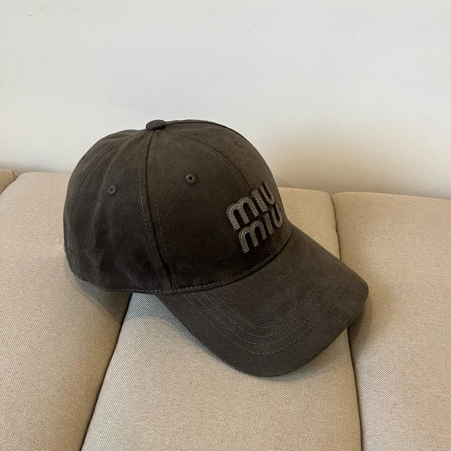 P60 miumiu original spring and summer new baseball cap, authentic mold-making and custom-made, the original workmanship is meticulous and the quality is superb!