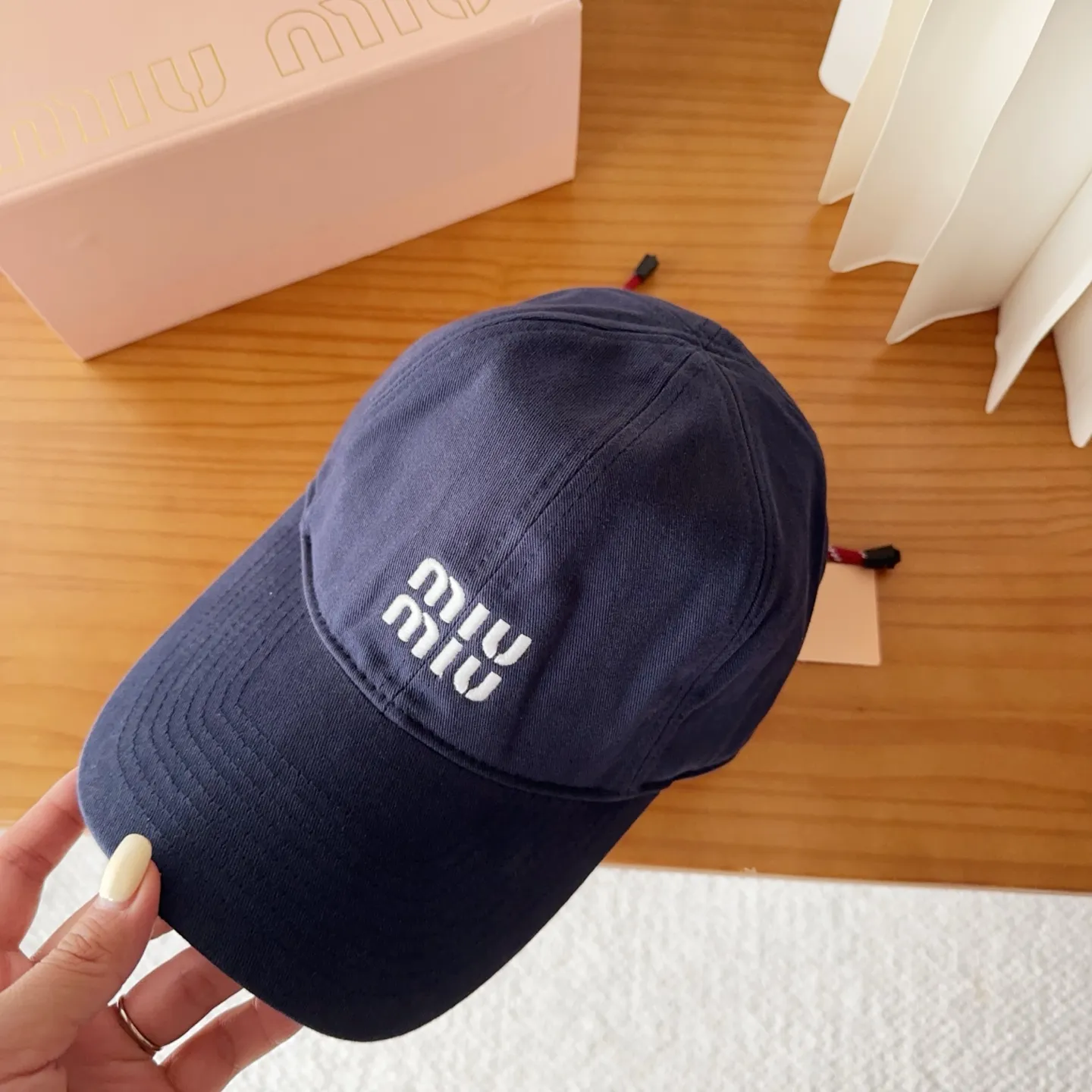 💰60 miumiu new autumn and winter baseball cap from miumiu. The original order is genuine and made to order. The original workmanship is meticulous and the quality is superb!