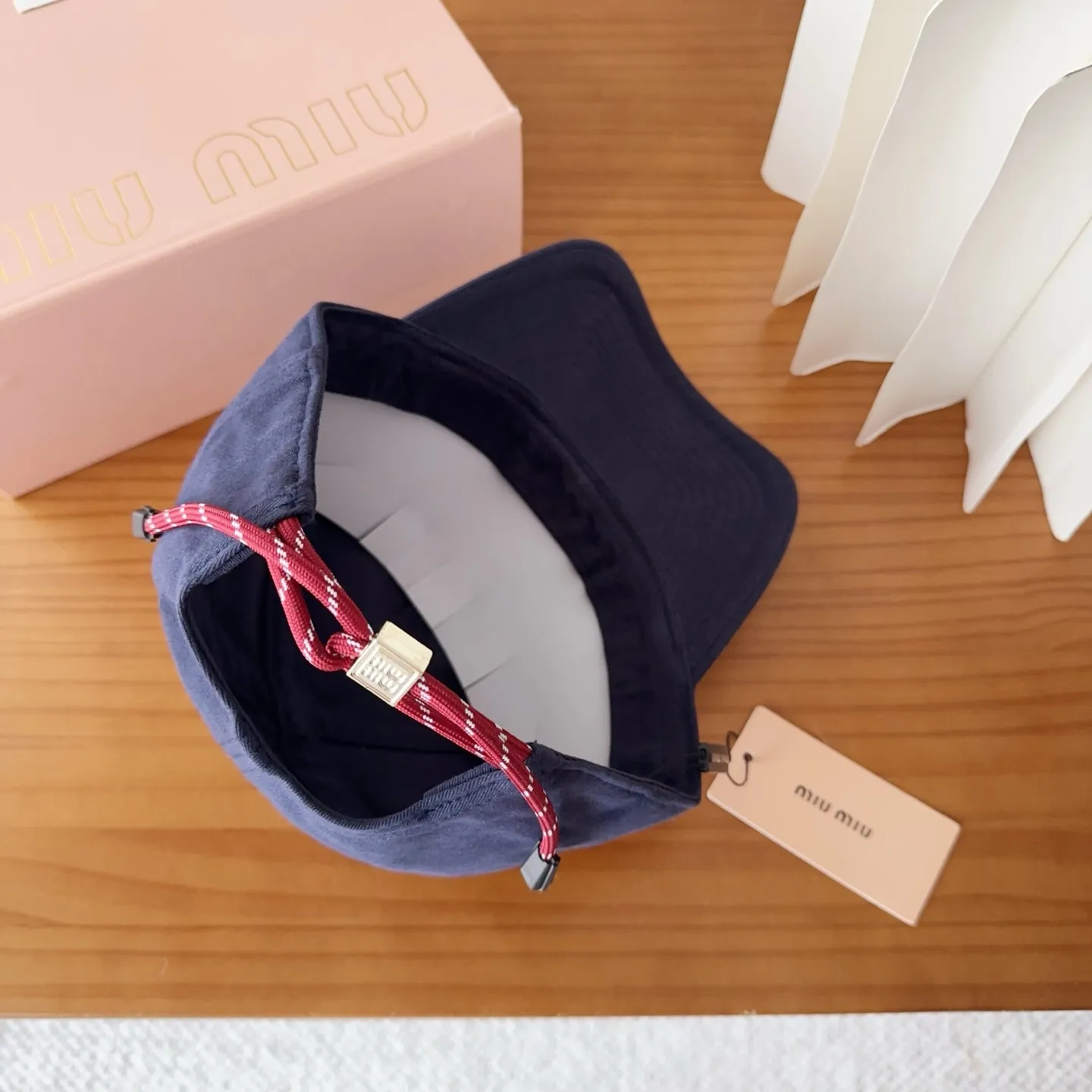 💰60 miumiu new autumn and winter baseball cap from miumiu. The original order is genuine and made to order. The original workmanship is meticulous and the quality is superb!