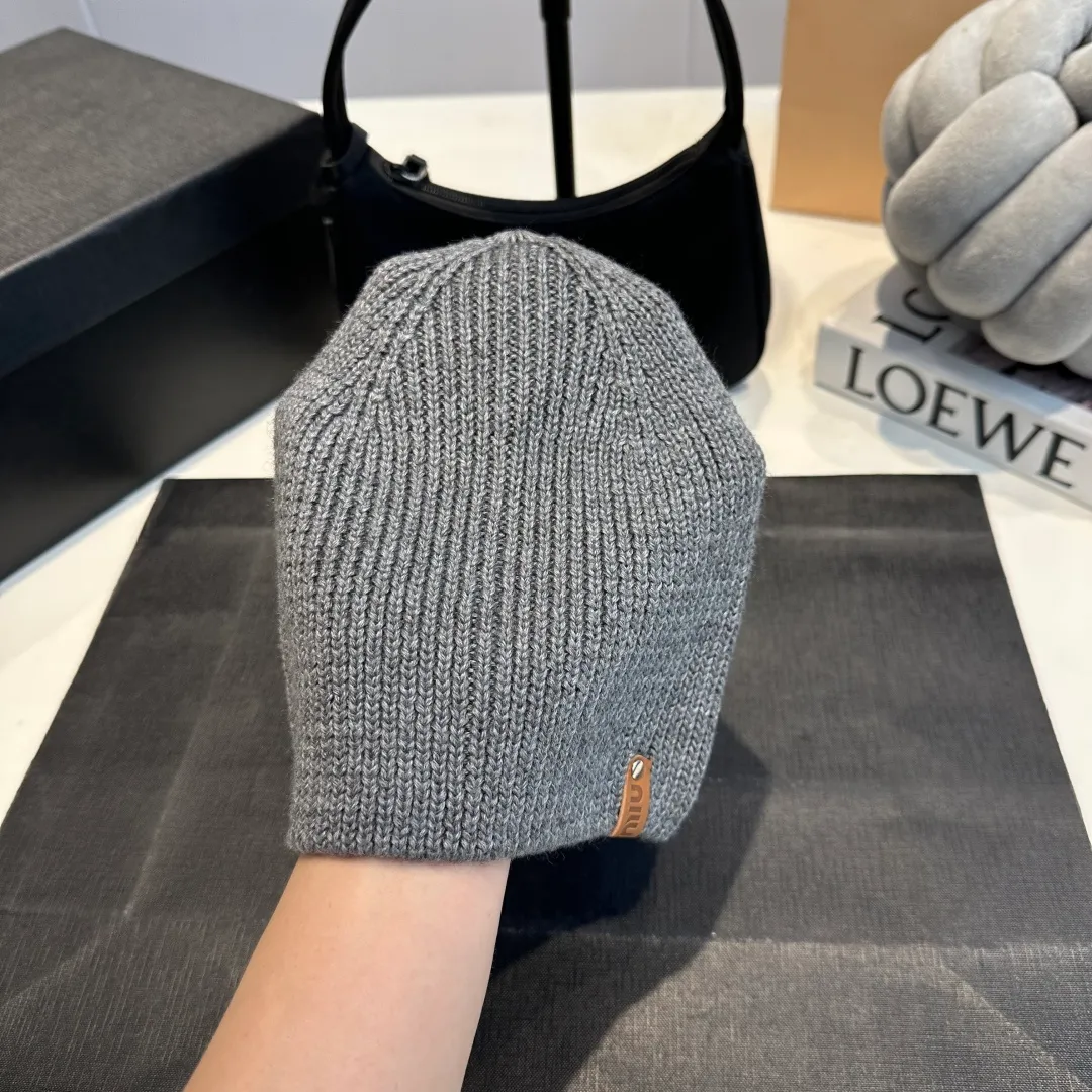 P50 MiuMiu Miu Miu's best-selling model, miumiu's new fall and winter counter knitted woolen hats for men and women, with first-class texture, perfect for going out on the street!