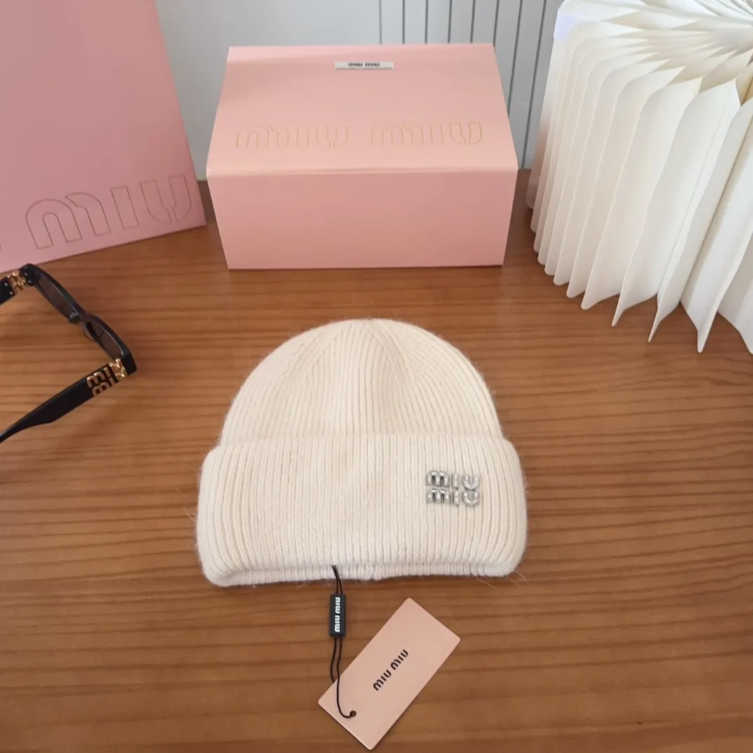 💰56 miumiu🐰Angora rabbit fur autumn and winter woolen hat This high-grade gray dyeing is very difficult to dye! What's more, the material of rabbit fur is like starting from scratch! Highly recommend to everyone. This hat goes well with any type of clothing. It can be both casual and sweet!