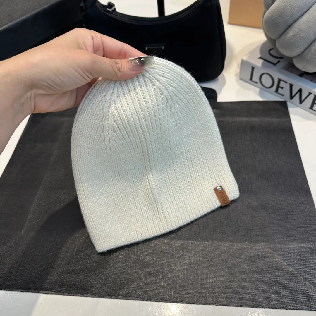 P50 MiuMiu Miu Miu's best-selling model, miumiu's new fall and winter counter knitted woolen hats for men and women, with first-class texture, perfect for going out on the street!