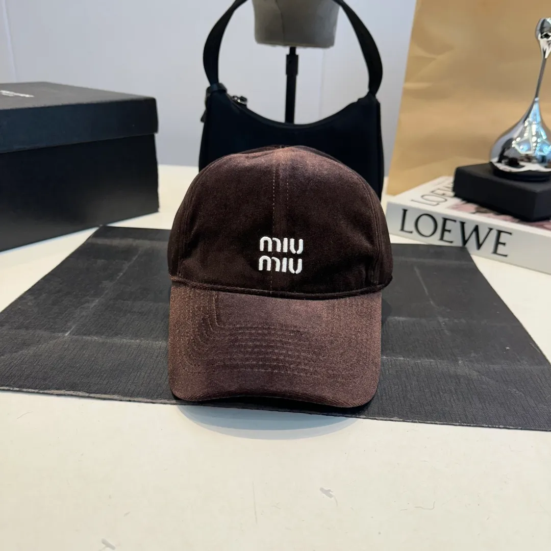 P60 miumiu 25 autumn and winter new velvet letter embroidered baseball cap