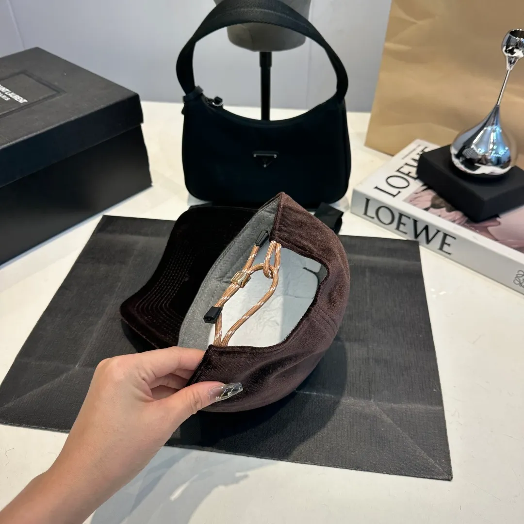 P60 miumiu 25 autumn and winter new velvet letter embroidered baseball cap