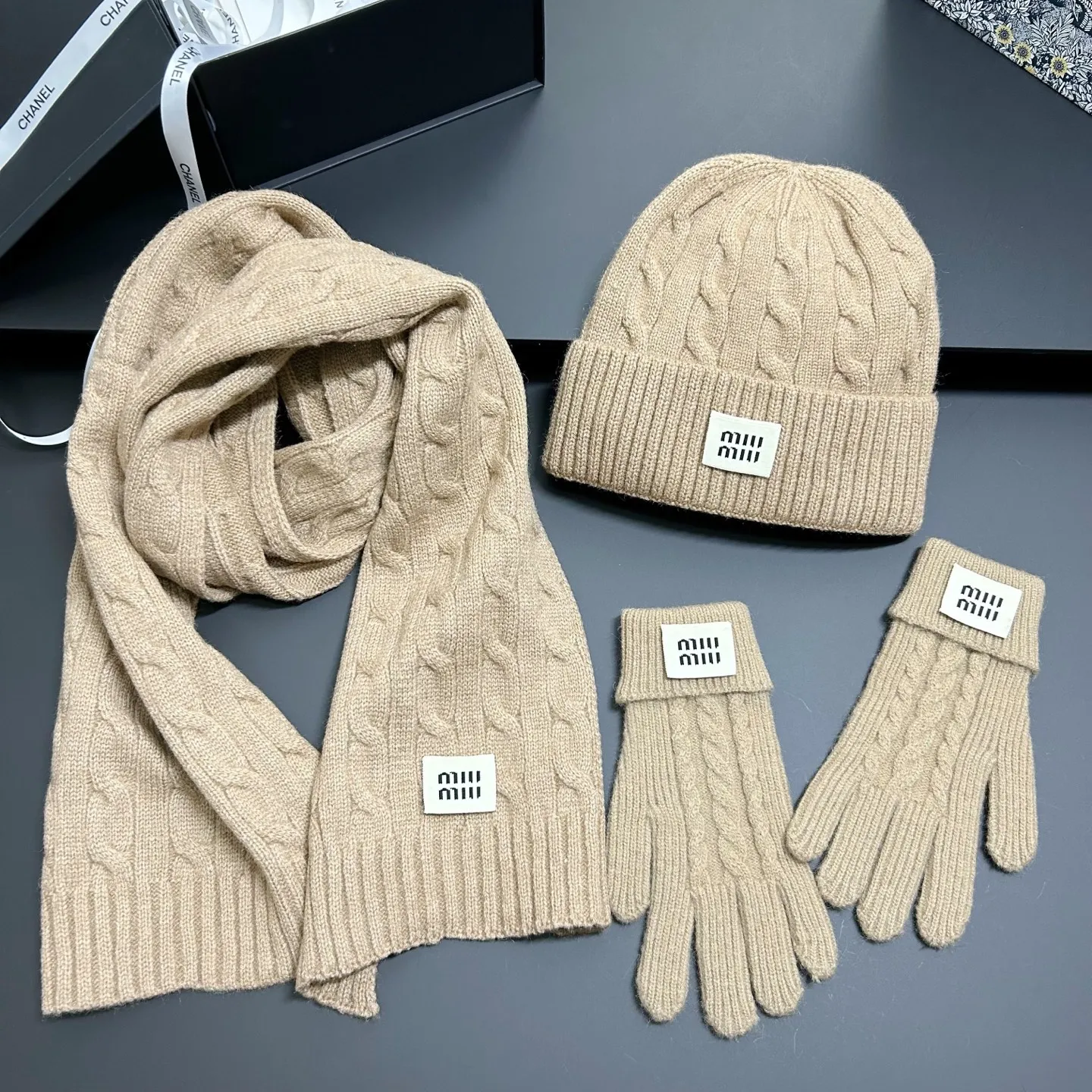 Miumiu miumiu three-piece set hat + scarf + gloves 🧤🔥