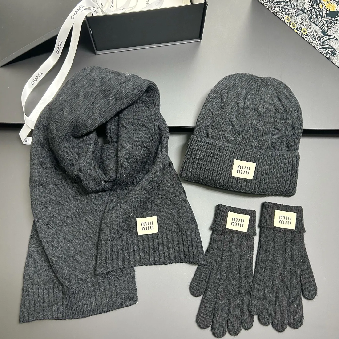 Miumiu miumiu three-piece set hat + scarf + gloves 🧤🔥