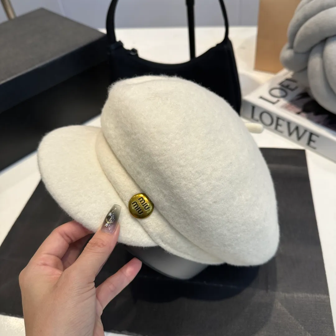 P70 miumiu's new wool autumn and winter octagonal hat is the one that shows off your face! A solid color hat🧢 is a permanent and versatile style!