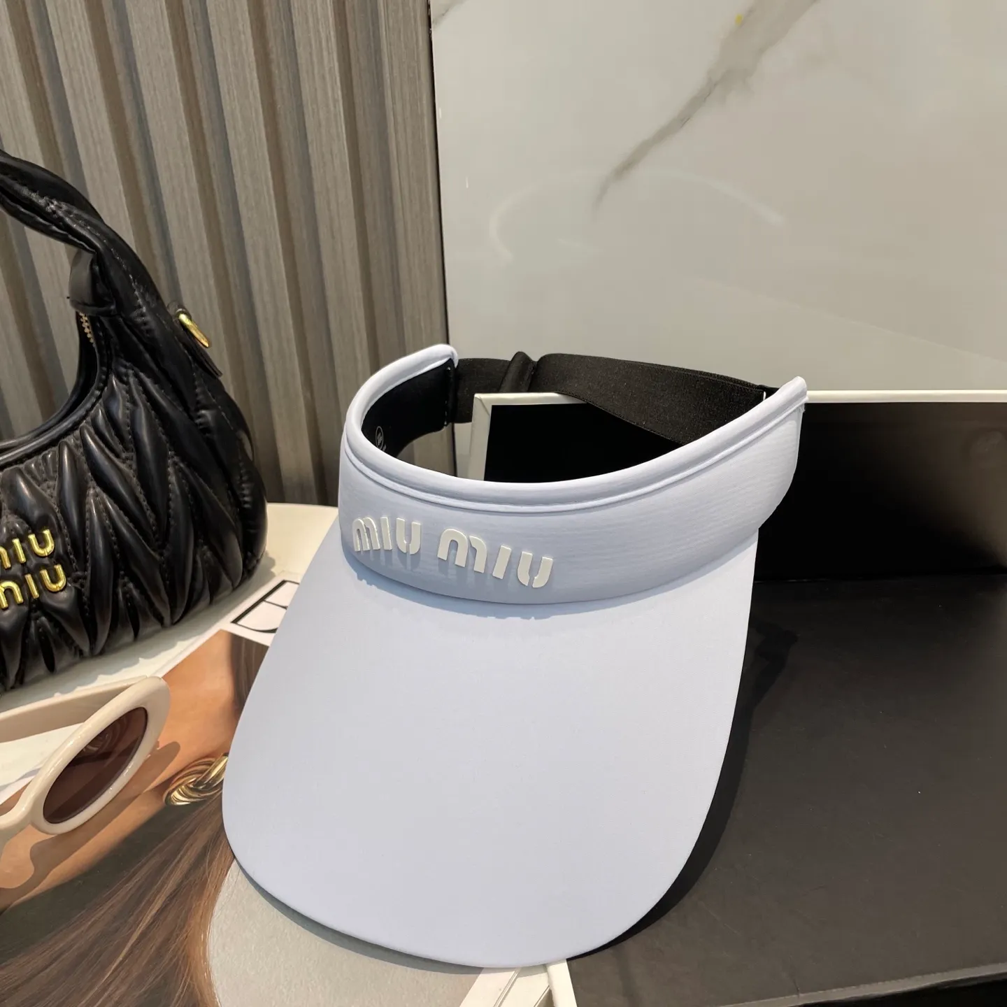 P60miumiuMiu Miu💞 Summer ice silk empty top hat. The empty top sun protection hat does not delay the ponytail~ The ice silk fabric is practical and beautiful! The design of the large brim can effectively block ultraviolet rays. Multiple colors available.