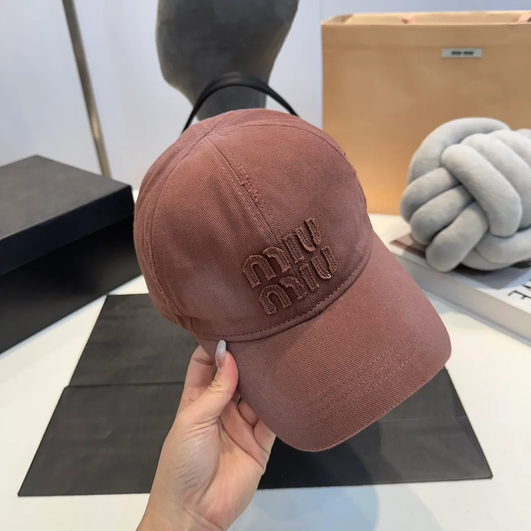 P60 MiuMiu Miu Miu girl's daily baseball cap. A very versatile baseball cap. Classic embroidered logo. Versatile and fashionable.