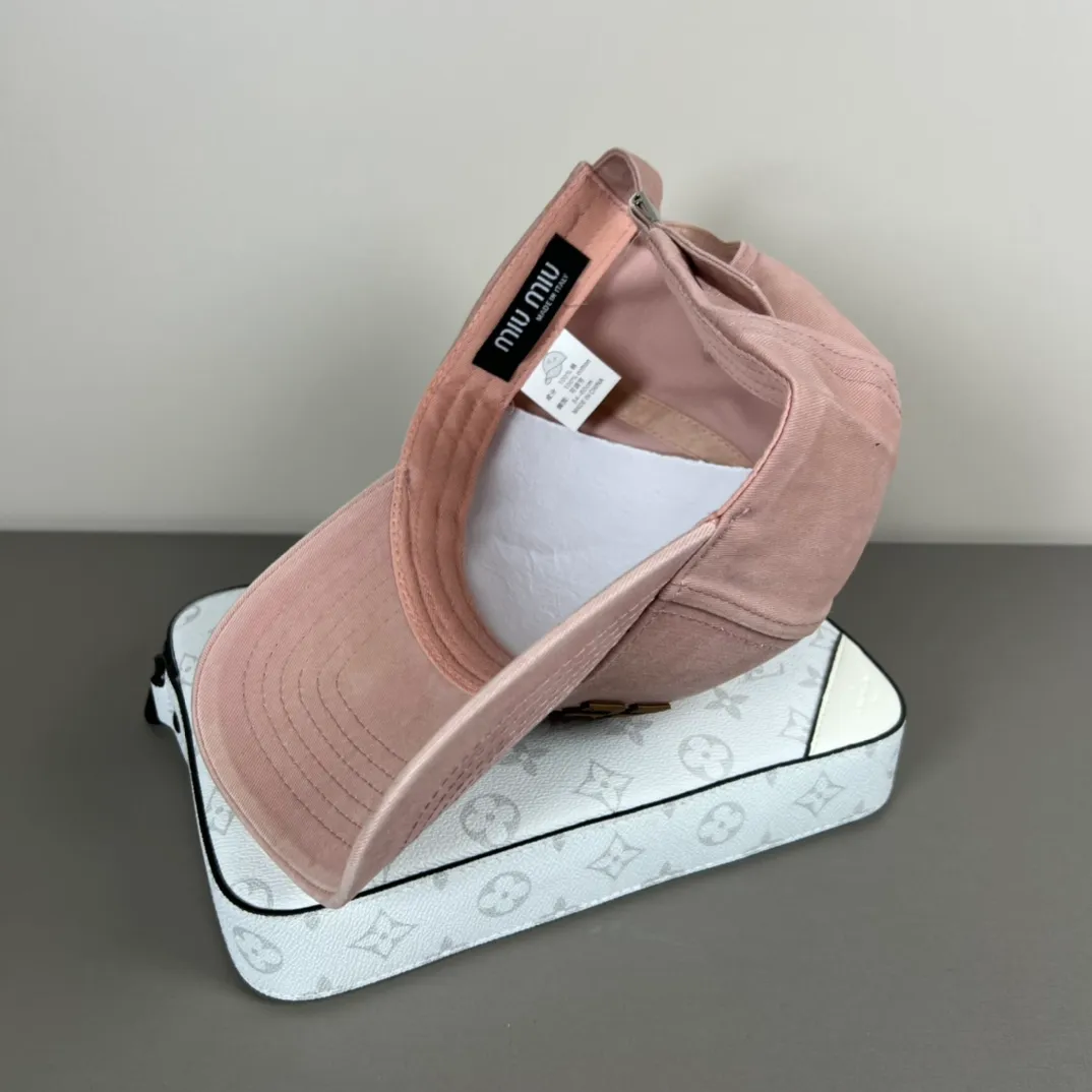 56💰Miumiu miumiu original spring and summer new baseball cap, authentic and custom-made from mold, the original workmanship is meticulous and the quality is superb!
