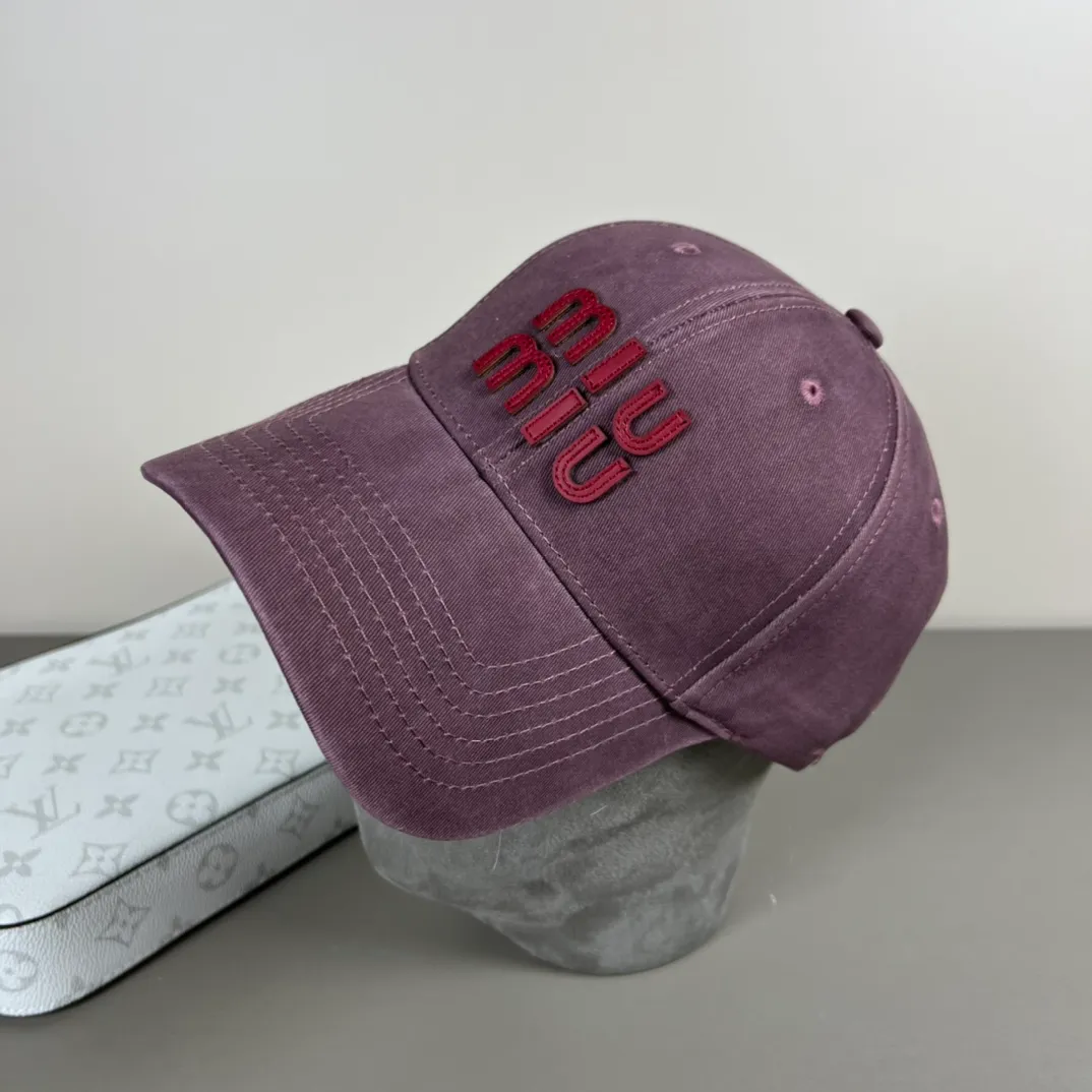 56💰Miumiu miumiu original spring and summer new baseball cap, authentic and custom-made from mold, the original workmanship is meticulous and the quality is superb!