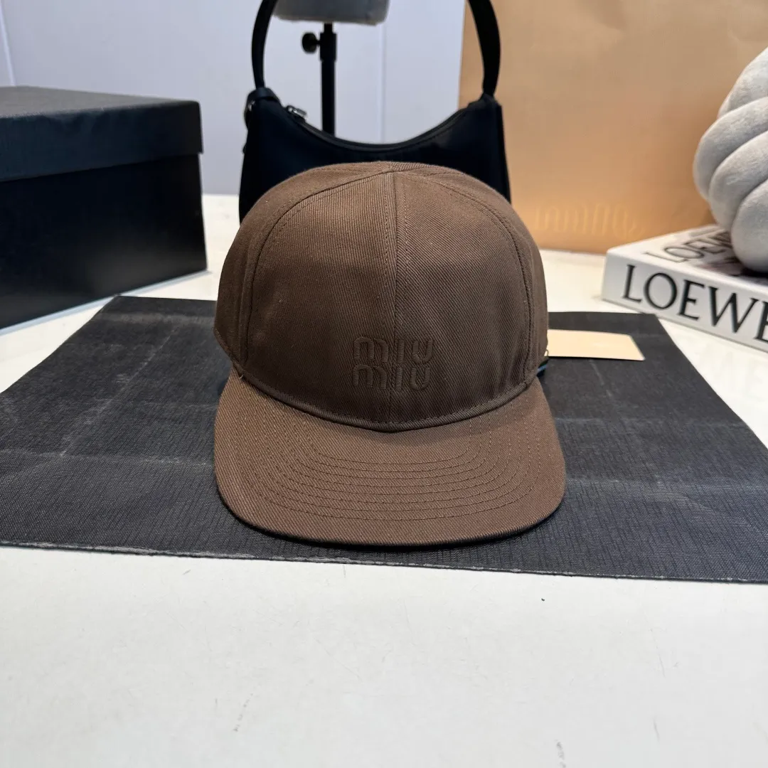 P80 synchronized with Miumiu counters. Colorful drawstring baseball cap. Miumiu new baseball cap. Popular style at the moment. Full of street style. Trendy and versatile. Xiaohongshuzhongcao. Get your boyfriend and be cool together. Highly recommended to everyone. Head circumference 55-58cm. Size can be adjusted.
