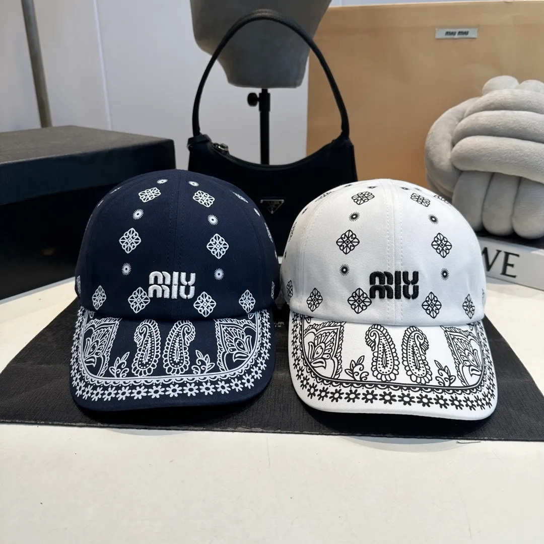 P70 Miumiu Miumiu new order style embroidered graffiti baseball cap 🧢Big brand style is super easy to match, get it now!
