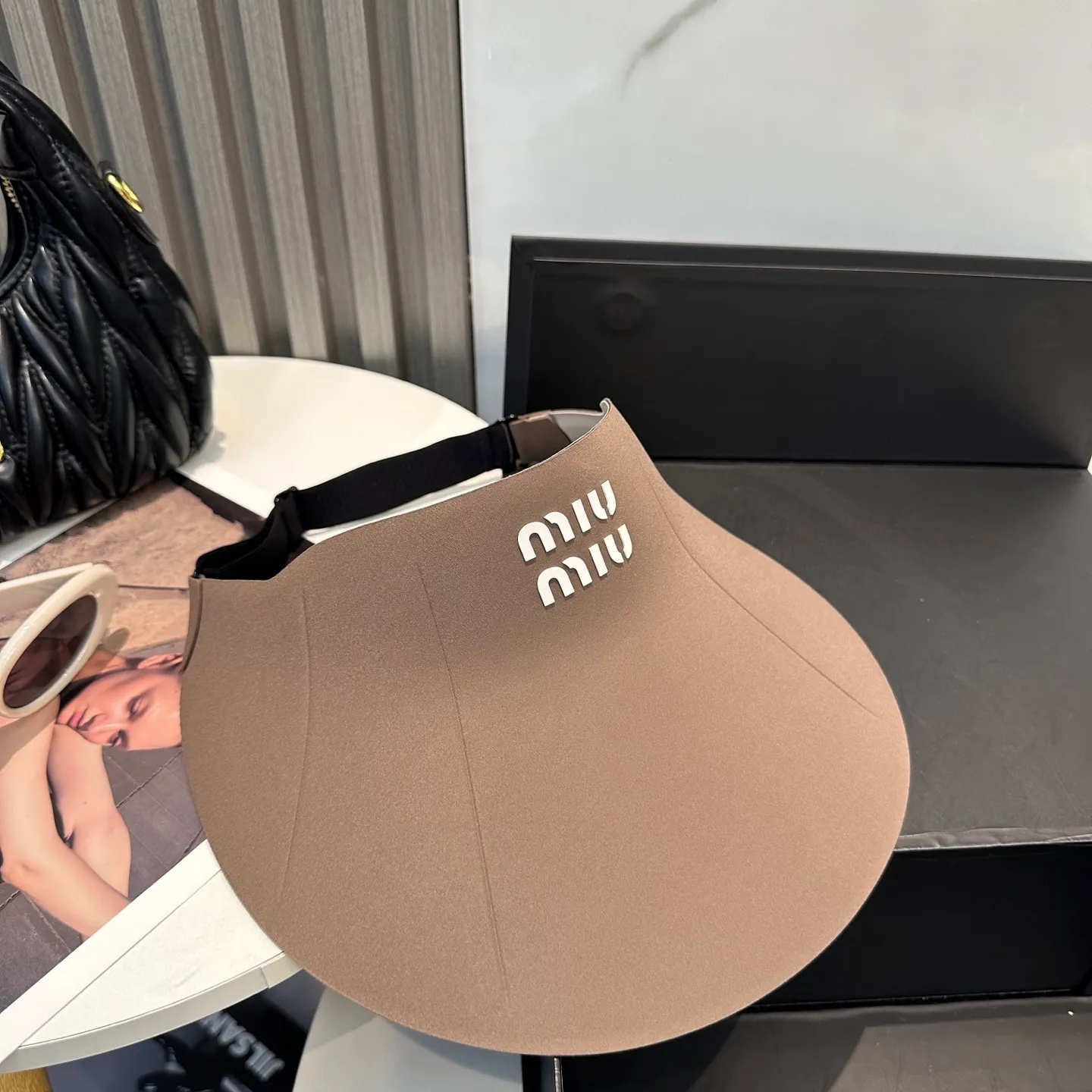 P66 miumiu Miu Miu～The new summer seamless duck bill empty top hat is a summer sunshade artifact. It will not be stuffy at all. The oversized brim is more sun-protective.