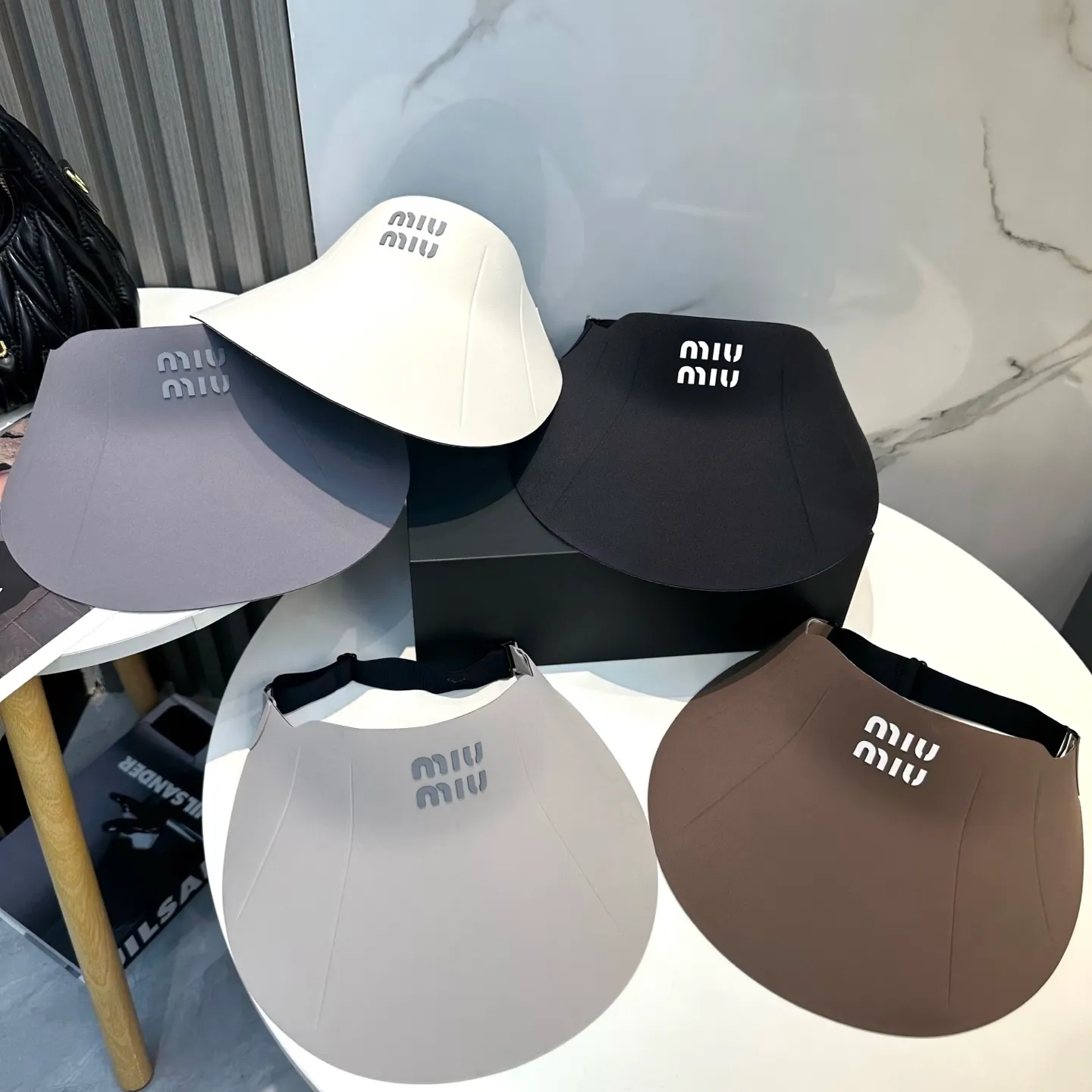 P66 miumiu Miu Miu～The new summer seamless duck bill empty top hat is a summer sunshade artifact. It will not be stuffy at all. The oversized brim is more sun-protective.