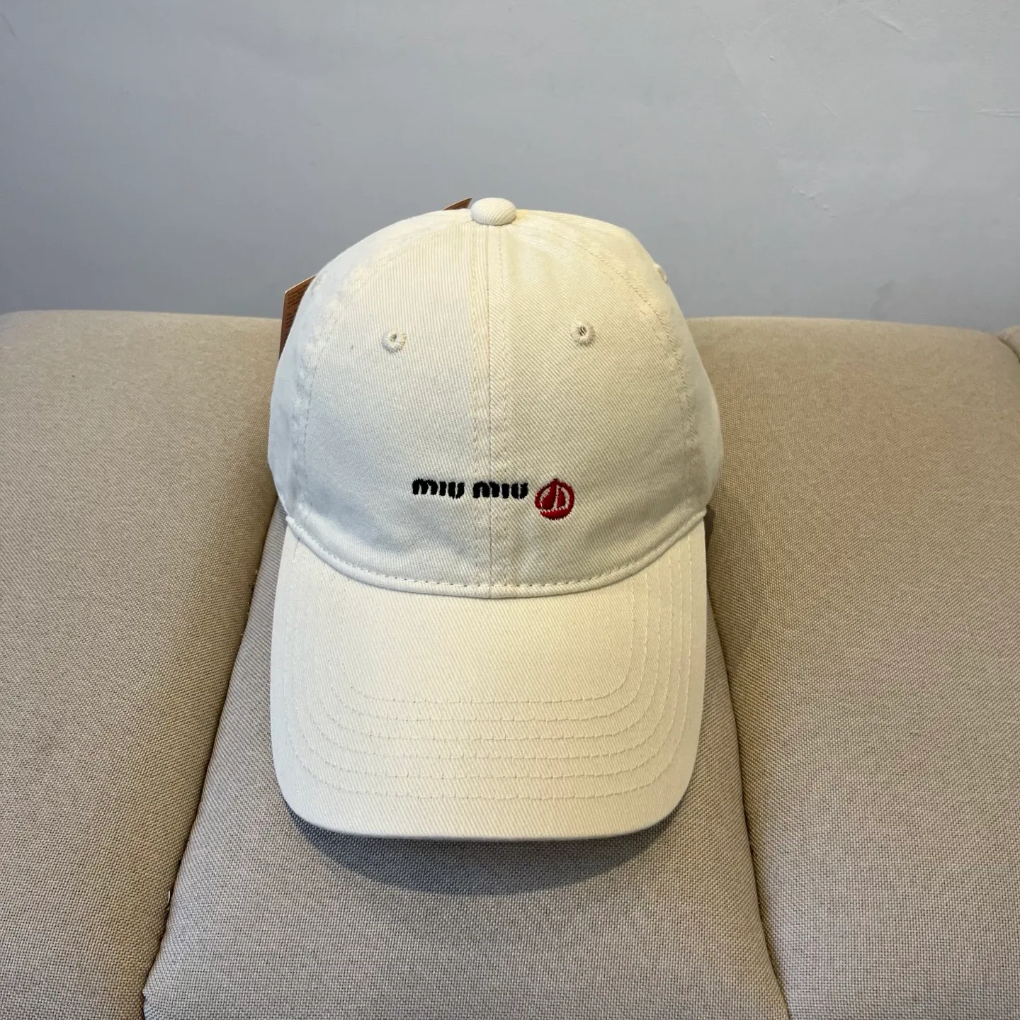 P60 miumiu original spring and summer new baseball cap, authentic mold-making and custom-made, the original workmanship is meticulous and the quality is superb!