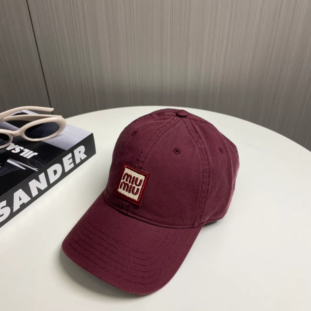 P50 miumiu new plain baseball cap, the hottest color at the moment - full of street style! Trendy and versatile, Xiaohongshu grows grass, poison, get your boyfriend, and cool together