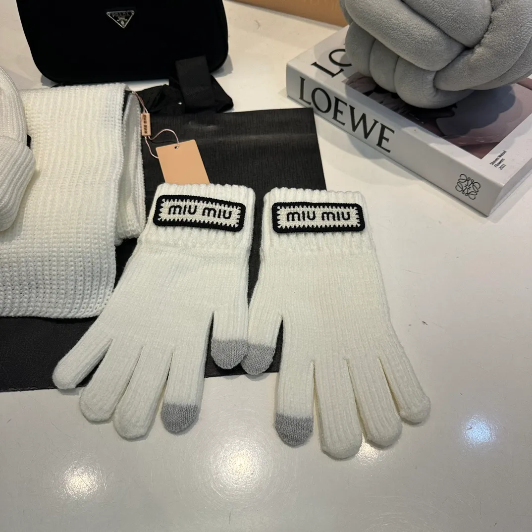 P170 MiuMiu～The new autumn and winter cold hat knitted hat three-piece set, hat, gloves and scarf, super soft and stretchy, very warm, with an amazing concave shape!