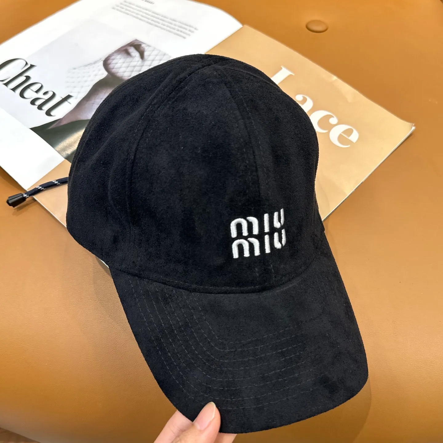 P70 miumiu Miu Miu's new leather baseball cap. The colors are so special~ Close your eyes and look in. They are all white colors. Same style for men and women.