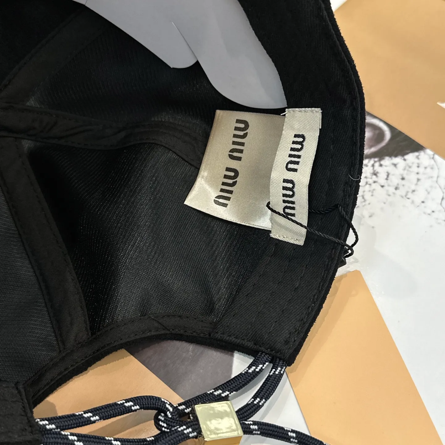 P70 miumiu Miu Miu's new leather baseball cap. The colors are so special~ Close your eyes and look in. They are all white colors. Same style for men and women.