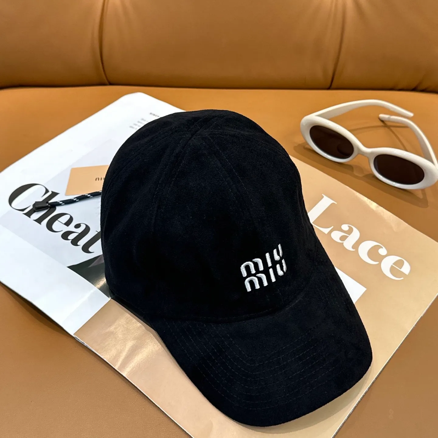 P70 miumiu Miu Miu's new leather baseball cap. The colors are so special~ Close your eyes and look in. They are all white colors. Same style for men and women.
