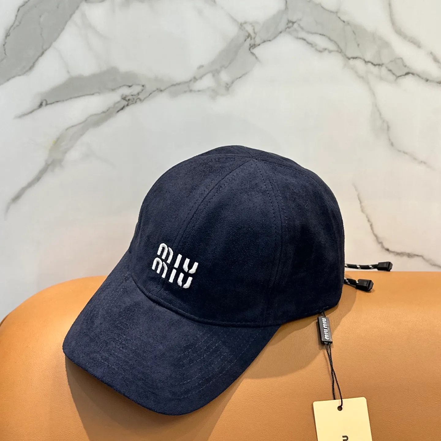 P70 miumiu Miu Miu's new leather baseball cap. The colors are so special~ Close your eyes and look in. They are all white colors. Same style for men and women.