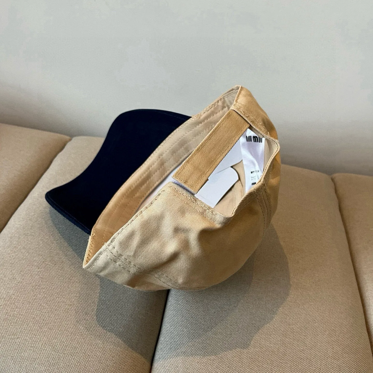P60 miumiu original spring and summer new baseball cap, authentic mold-making and custom-made, the original workmanship is meticulous and the quality is superb!