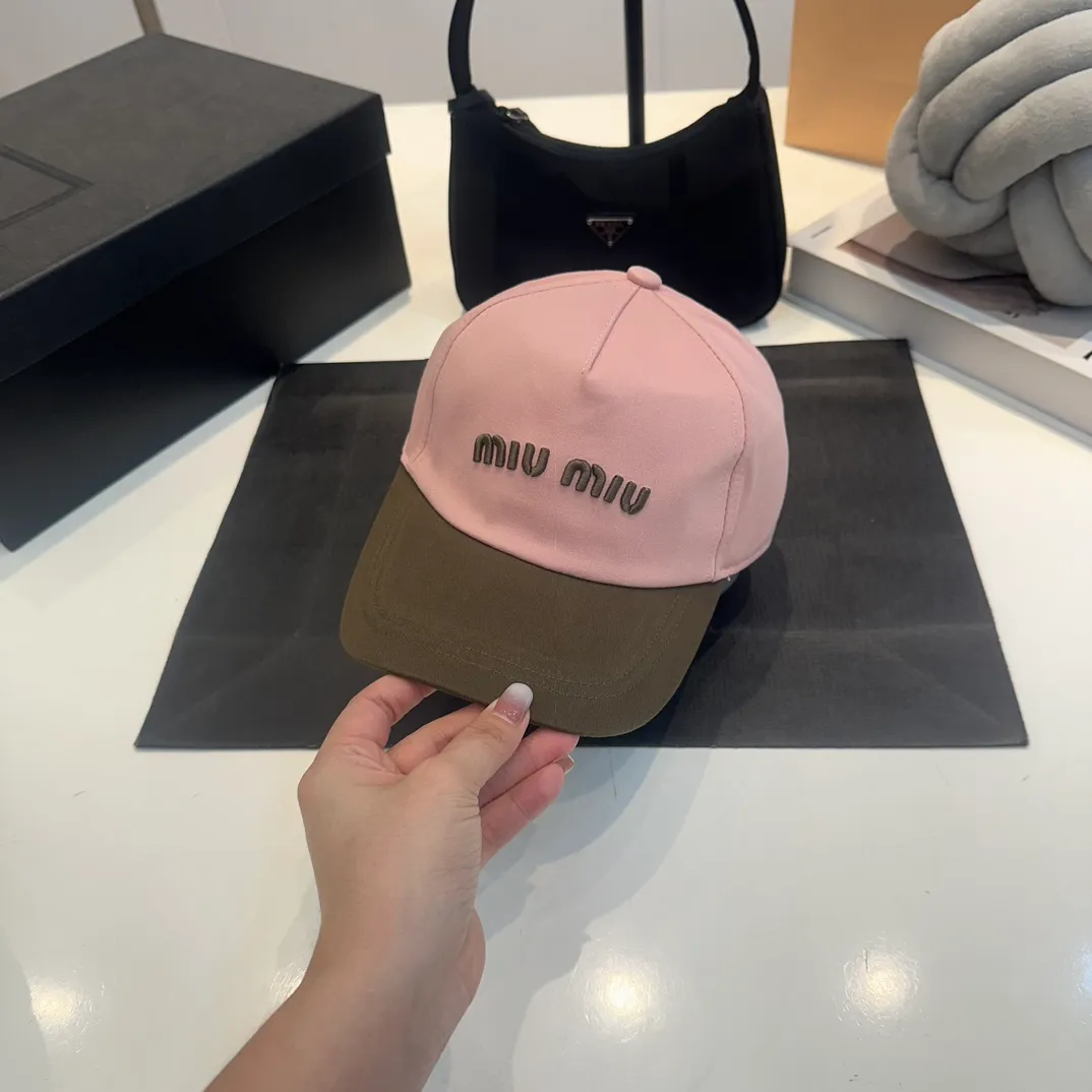 P56 MiuMiu Miu Miu girl's daily baseball cap. A very versatile baseball cap. Classic embroidered logo. Black and white contrasting colors. Versatile. Fashionable.