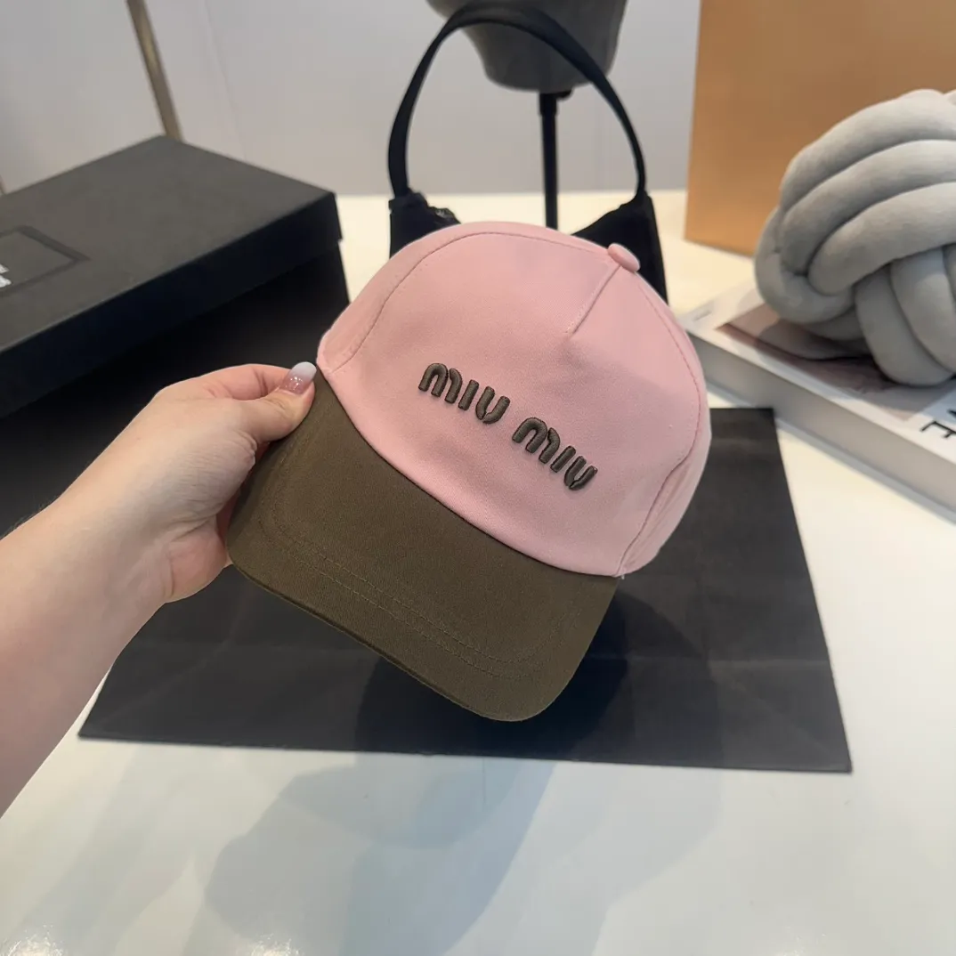 P56 MiuMiu Miu Miu girl's daily baseball cap. A very versatile baseball cap. Classic embroidered logo. Black and white contrasting colors. Versatile. Fashionable.