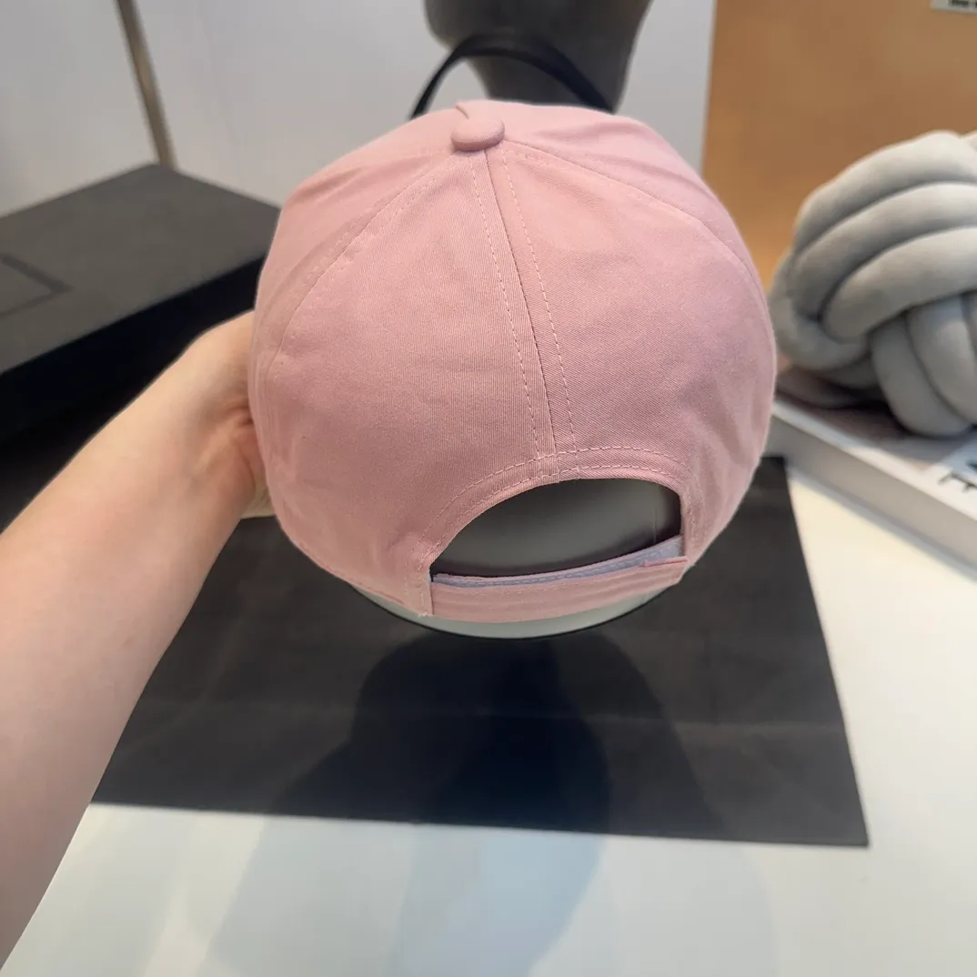 P56 MiuMiu Miu Miu girl's daily baseball cap. A very versatile baseball cap. Classic embroidered logo. Black and white contrasting colors. Versatile. Fashionable.