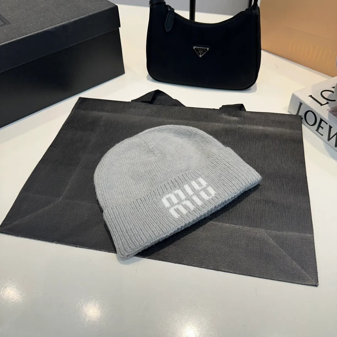 P60 MiuMiu～The new autumn and winter cold hat knitted hat is super soft and elastic, very warm, and has an amazing concave shape!