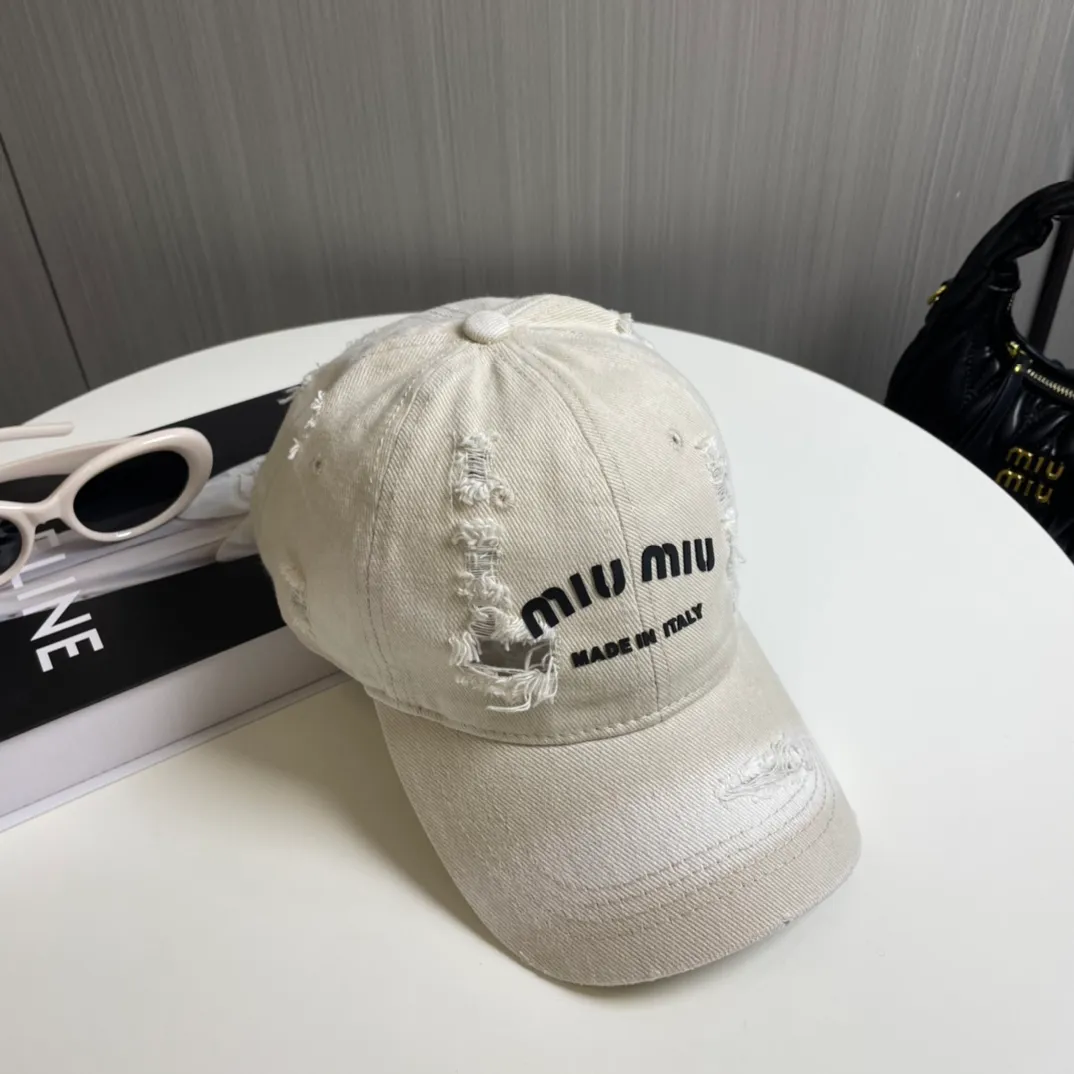 P60 miumiu new solid color baseball cap, the hottest color at the moment - full of street style! Trendy and versatile, Xiaohongshu grows grass, poison, get your boyfriend, and cool together