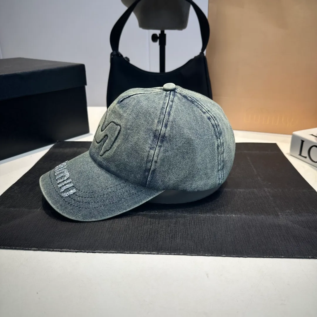 P60 miumiu Xiaohongshu popular recommendation. Original new baseball cap, authentic mold-making and custom-made, original workmanship is meticulous and the quality is superb!