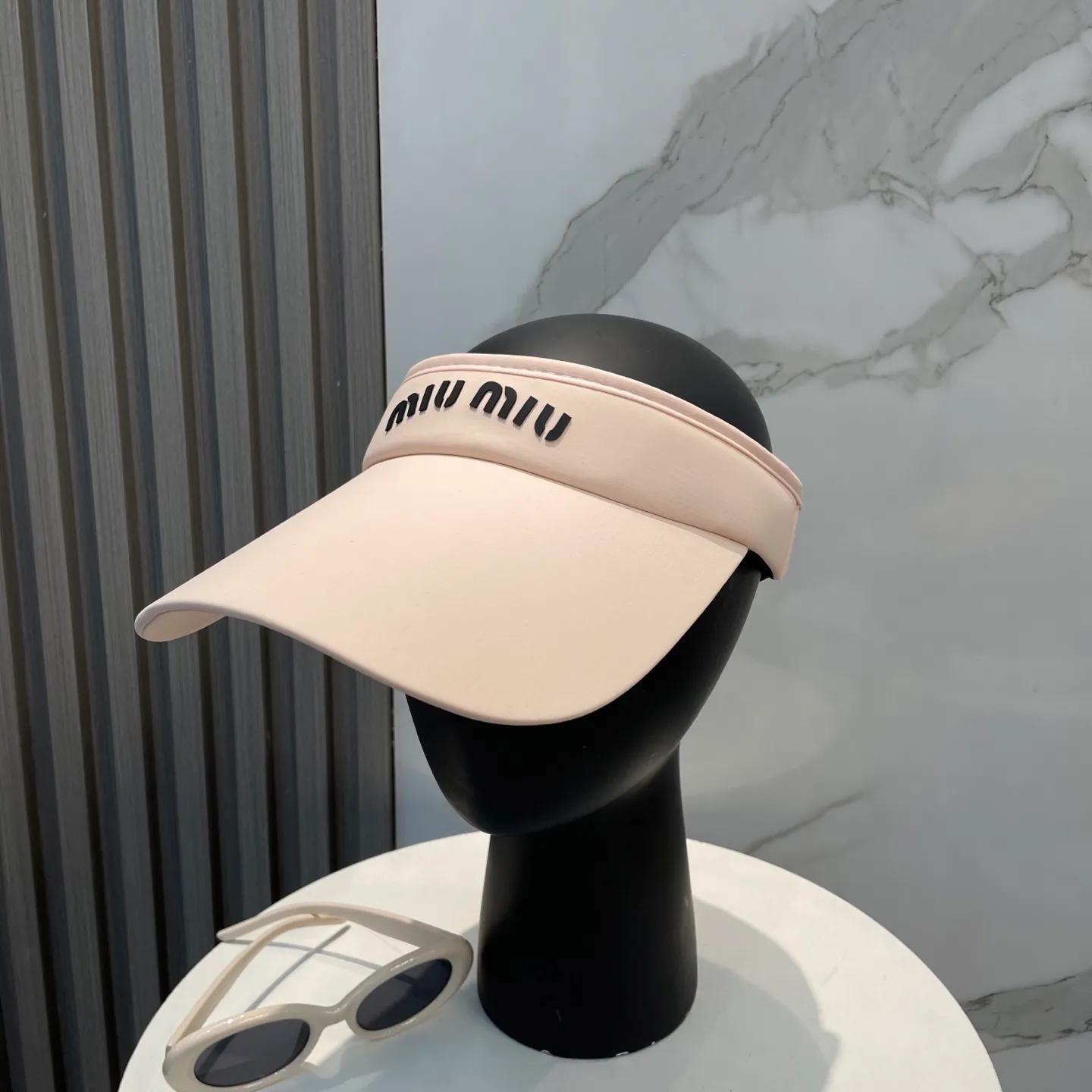 P60miumiuMiu Miu💞 Summer ice silk empty top hat. The empty top sun protection hat does not delay the ponytail~ The ice silk fabric is practical and beautiful! The design of the large brim can effectively block ultraviolet rays. Multiple colors available.