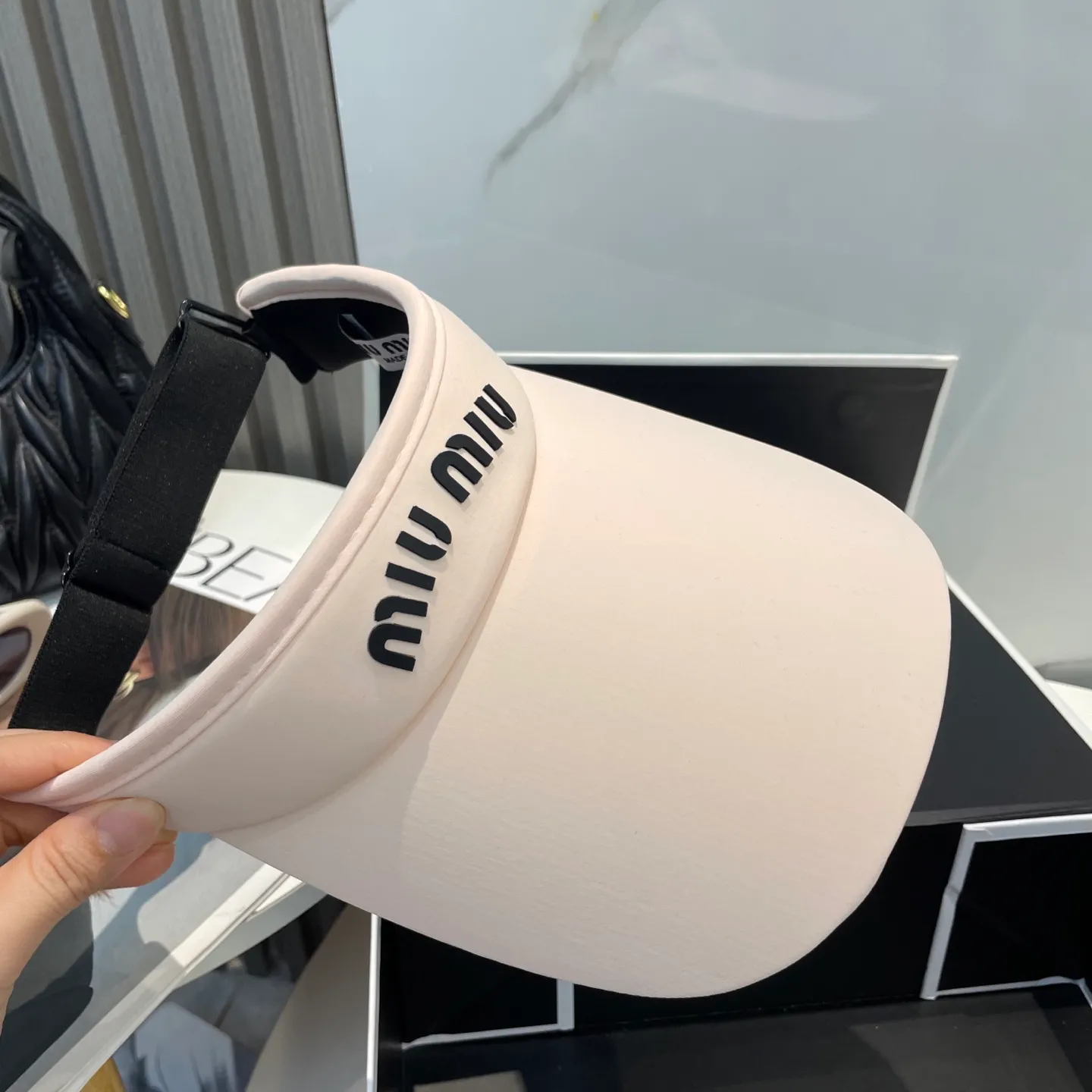 P60miumiuMiu Miu💞 Summer ice silk empty top hat. The empty top sun protection hat does not delay the ponytail~ The ice silk fabric is practical and beautiful! The design of the large brim can effectively block ultraviolet rays. Multiple colors available.