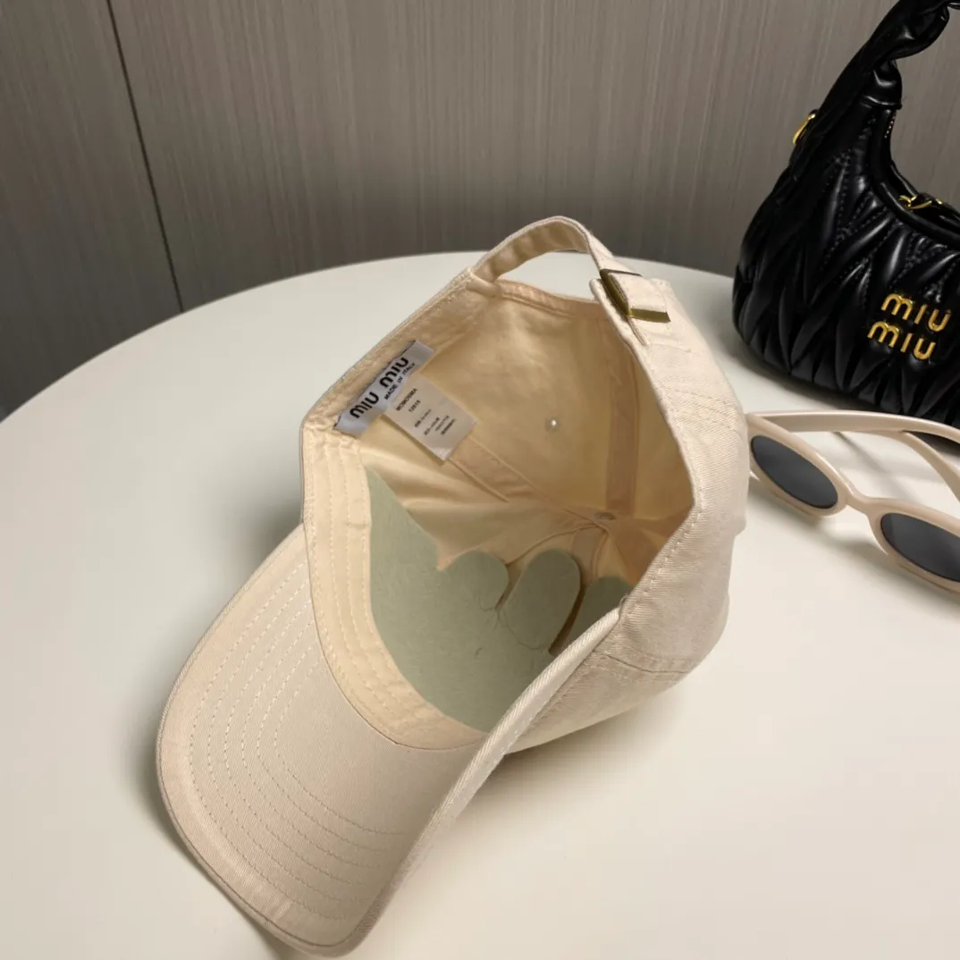 P50 miumiu new plain baseball cap, the hottest color at the moment - full of street style! Trendy and versatile, Xiaohongshu grows grass, poison, get your boyfriend, and cool together