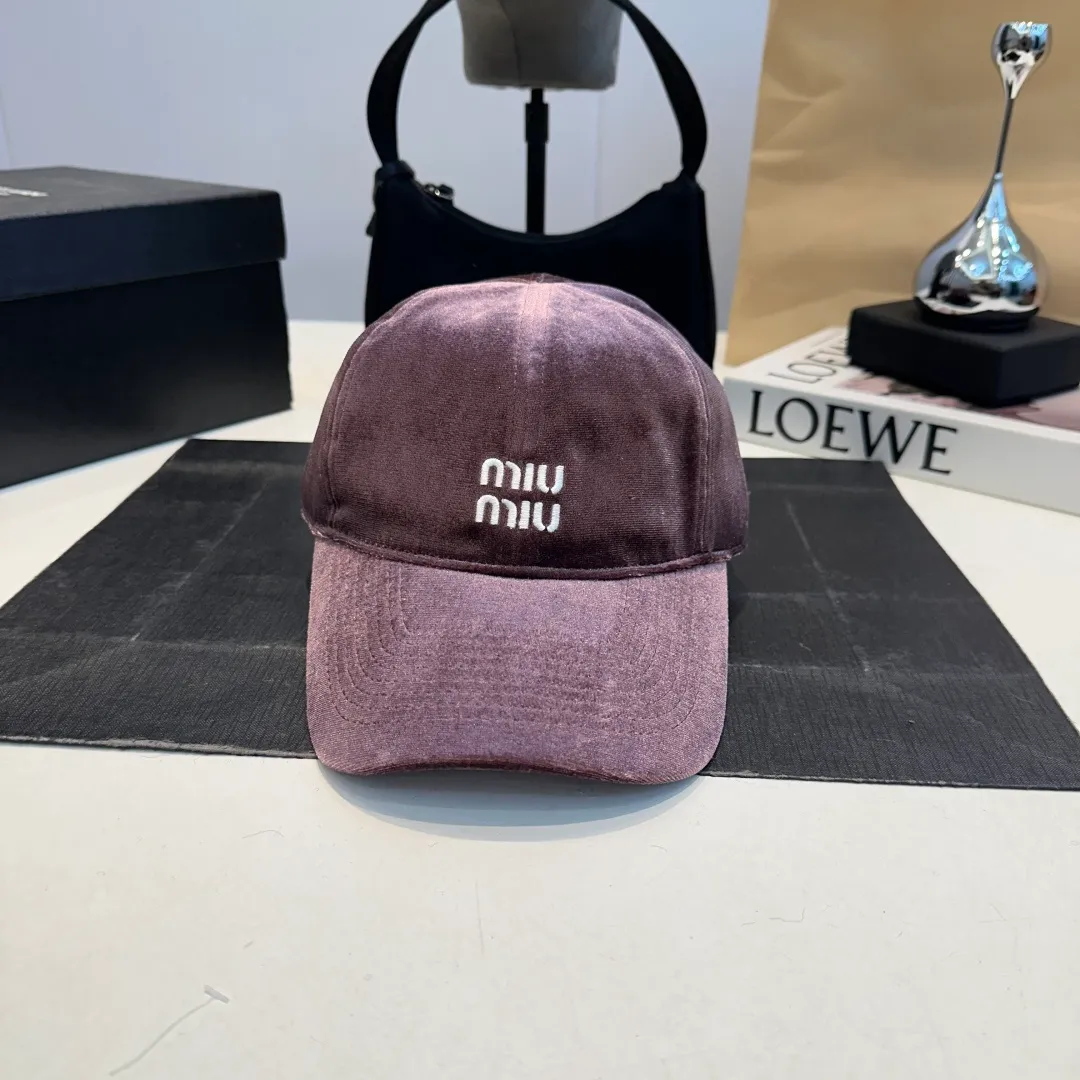 P60 miumiu 25 autumn and winter new velvet letter embroidered baseball cap