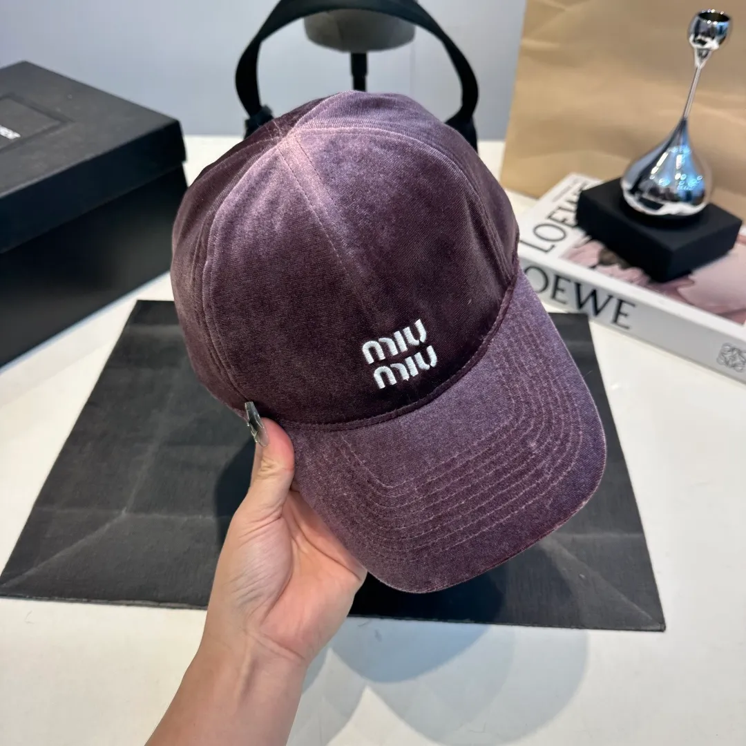 P60 miumiu 25 autumn and winter new velvet letter embroidered baseball cap