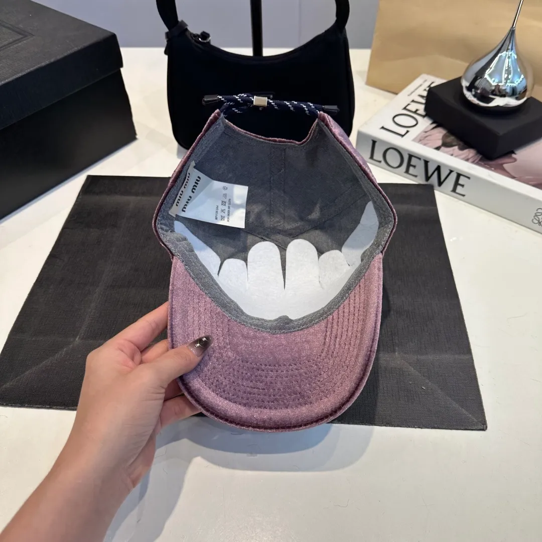 P60 miumiu 25 autumn and winter new velvet letter embroidered baseball cap